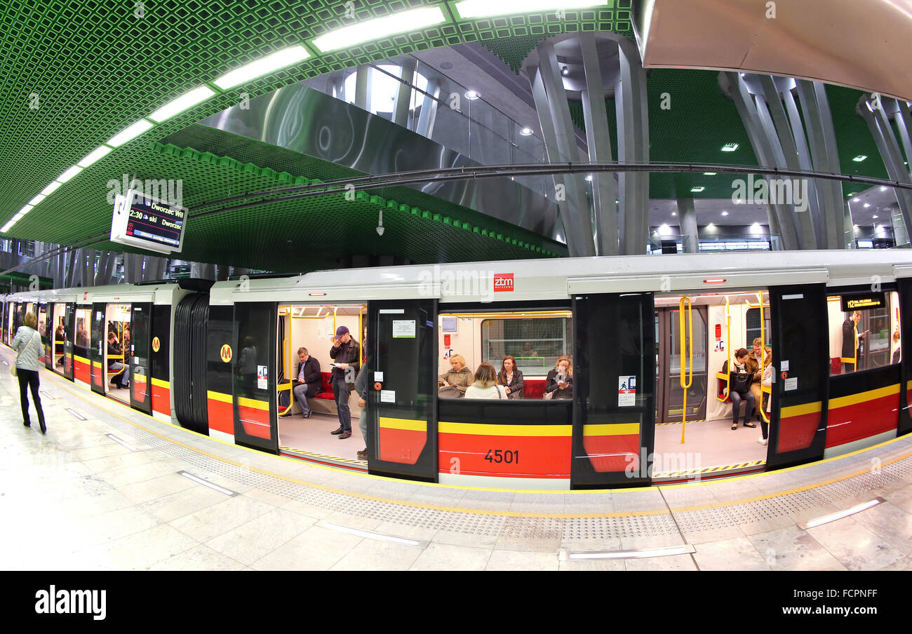 Les passagers de l'Hôtel de la station de métro Stadion Narodowy à