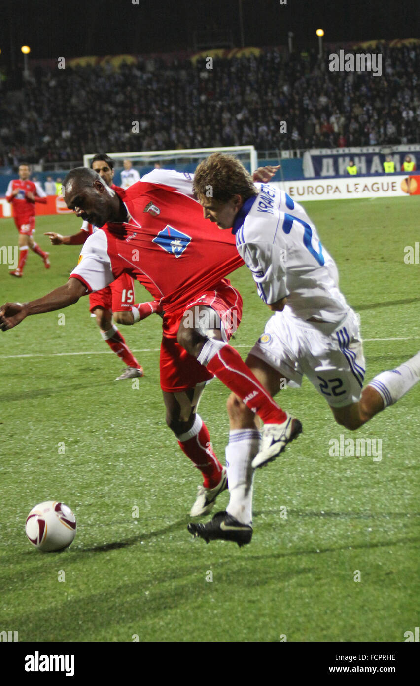 Kiev, UKRAINE - 7 avril, 2011 : Philippe Sollers Artem de Dynamo Kiev (R) se bat pour la balle avec Paulao de SC Braga lors de leur match de Ligue Europa de l'UEFA le 7 avril 2011 à Kiev, Ukraine Banque D'Images