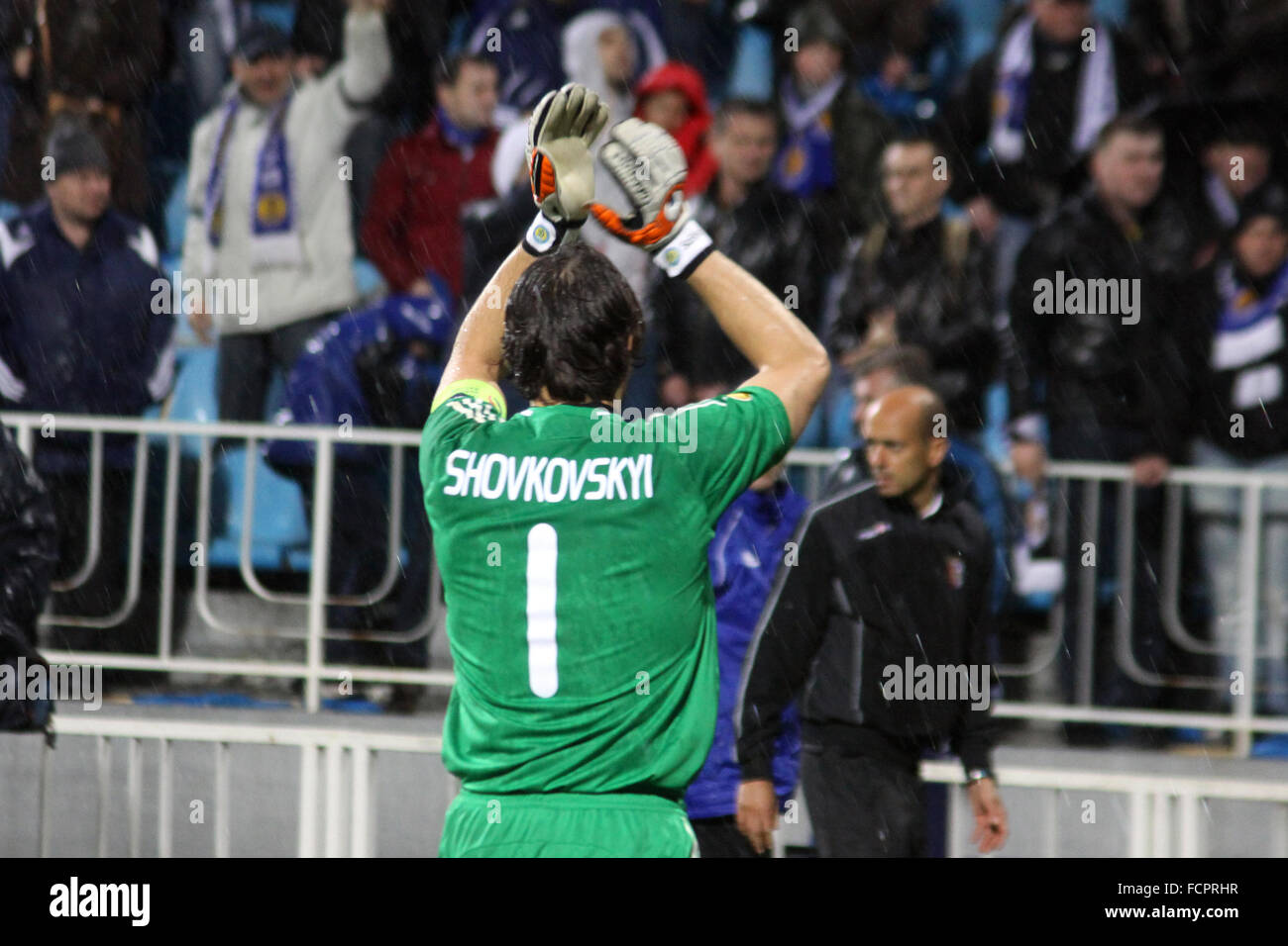 Kiev, UKRAINE - le 7 avril 2011 : gardien Oleksandr Shovkovskyi de Dynamo Kiev grâce au soutien des fans après l'UEFA Europa League match contre SC Braga le 7 avril 2011 à Kiev, Ukraine Banque D'Images