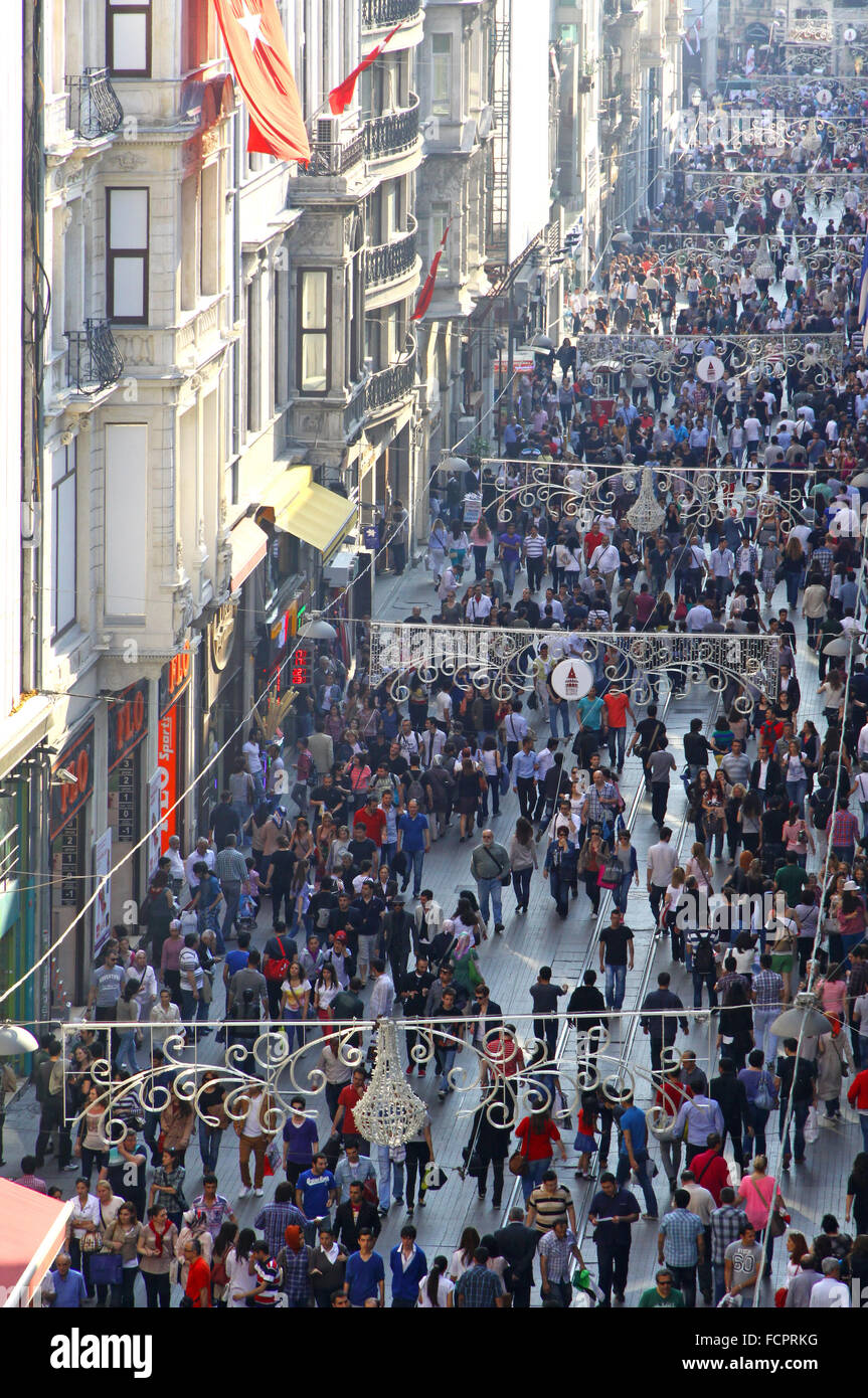 Les gens qui marchent sur la rue Istiklal à Istanbul, Turquie. C'est la rue la plus célèbre d'Istanbul Banque D'Images