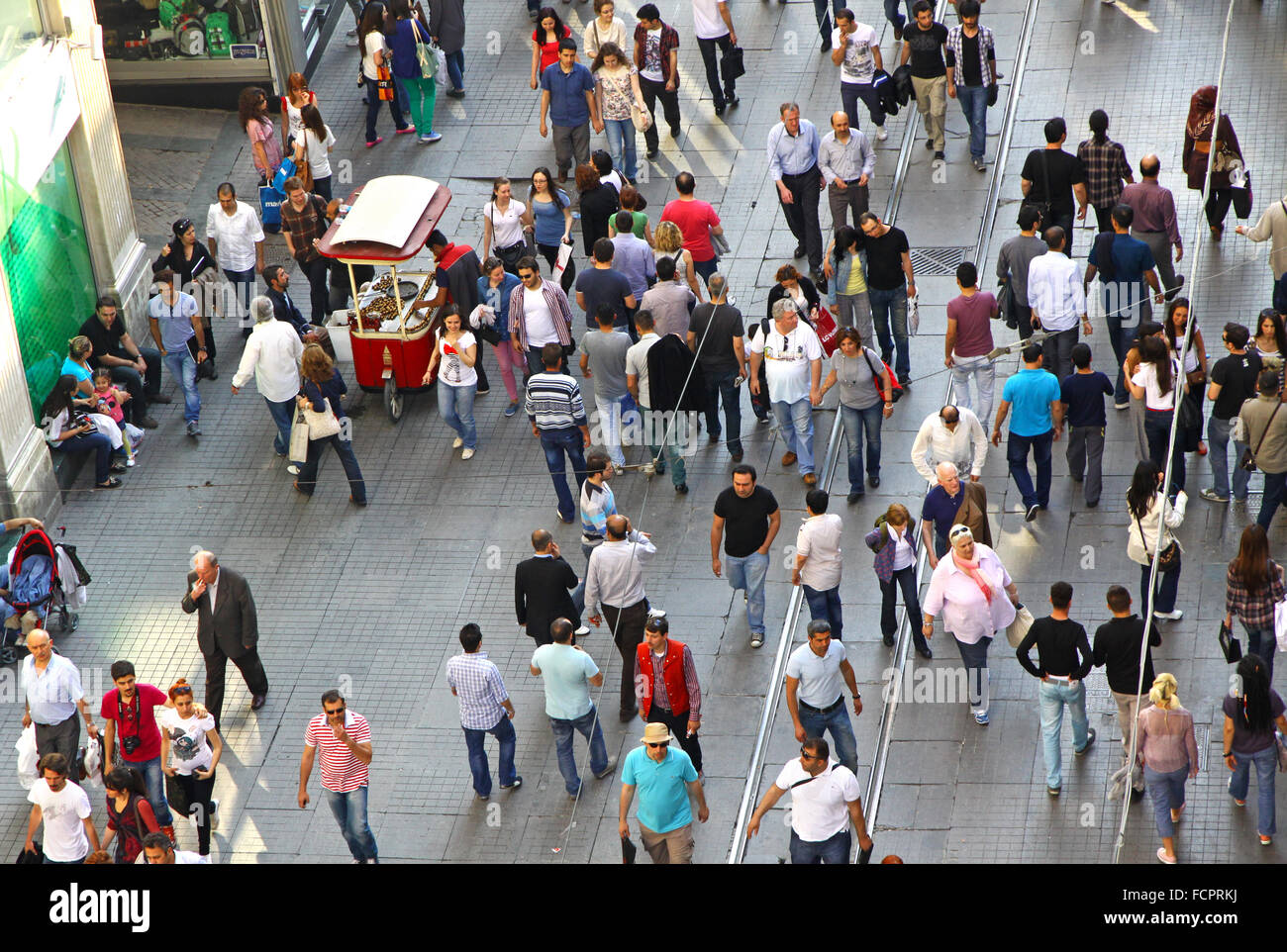 Les gens qui marchent sur la rue Istiklal à Istanbul, Turquie. C'est la rue la plus célèbre d'Istanbul Banque D'Images