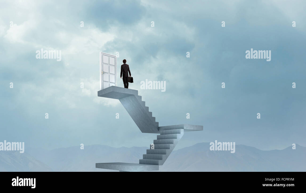 Businessman walking jusqu'à Porte d'escalier dans le ciel Banque D'Images