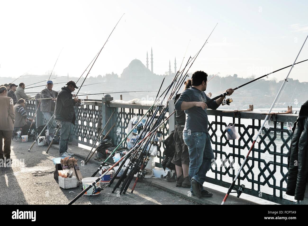 Les pêcheurs sur le pont de Galata, Eminonu, Istanbul, Turquie Banque D'Images