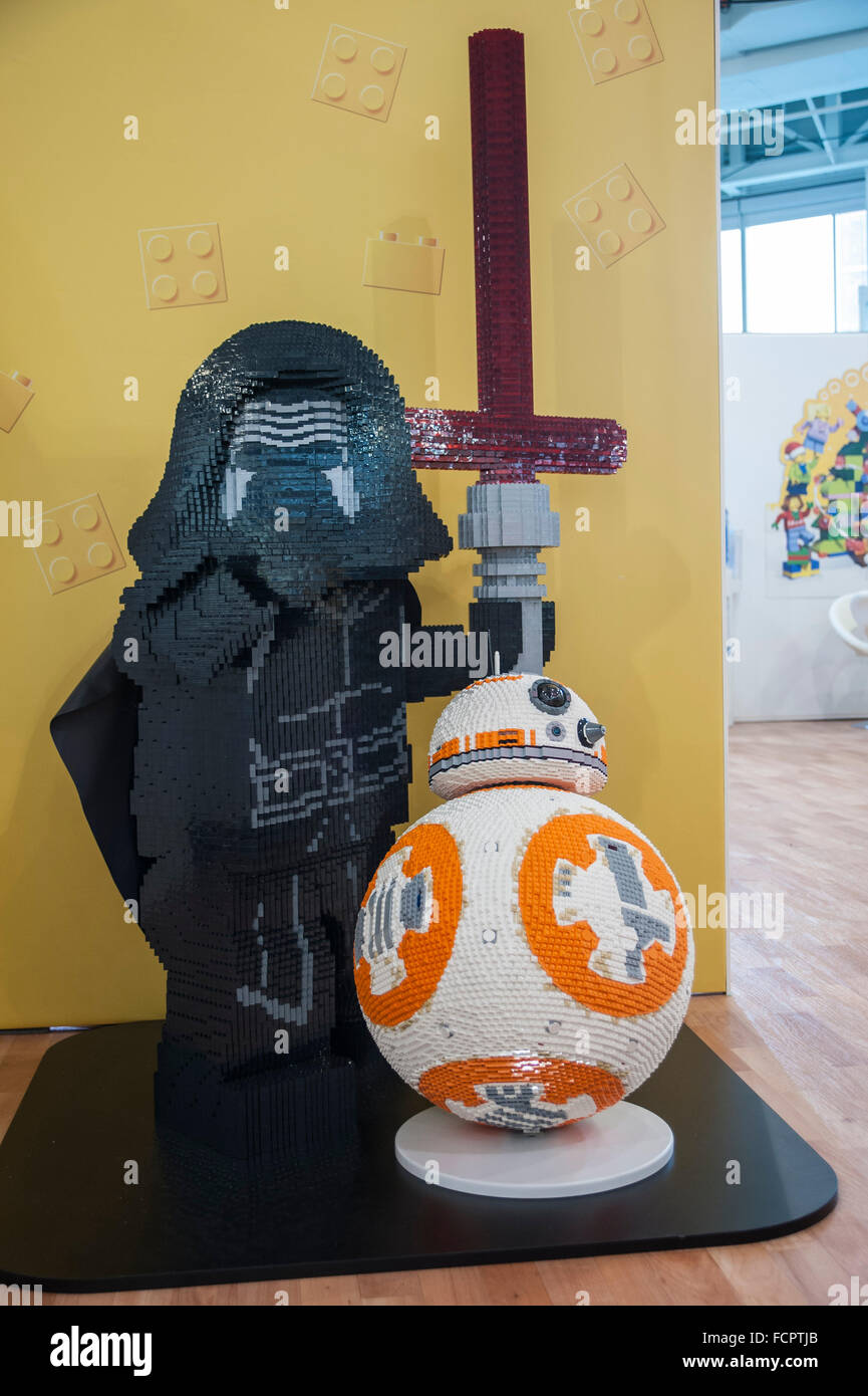 Londres, Royaume-Uni. 24 janvier 2016. Star Wars Lego présente une Kylo-Ren et BB-8 au London's Olympia pour l'ouverture de cette année, le salon du jouet, le seul jouet jeu dédié, passe-temps et d'exposition dans le Royaume-Uni. Présenté par la British Association, de jouets et de spectacle sont les lignes nouvelles et novatrices et doivent avoir des produits pour les 12 prochains mois. Crédit : Stephen Chung / Alamy Live News Banque D'Images
