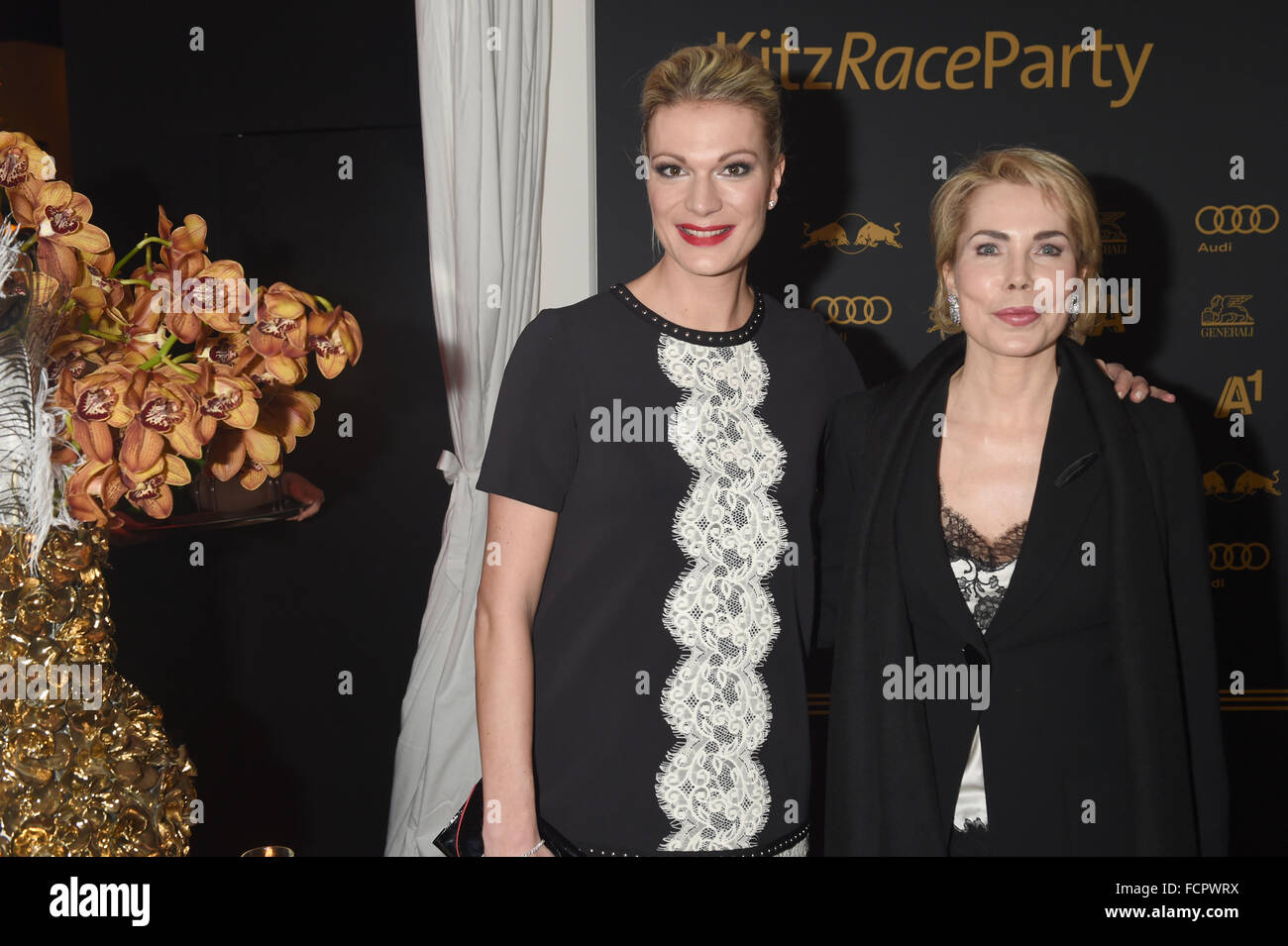 Kitzbuehel, Autriche. 23 Jan, 2016. Anciens coureurs Maria Hoefl-Riesch (L) et Gabriele Inaara Begum Aga Khan posent à la suite de la partie course Kitz Courses du Hahnenkamm à Kitzbuehel, Autriche, 23 janvier 2016. Photo : Felix Hoerhager/dpa/Alamy Live News Banque D'Images