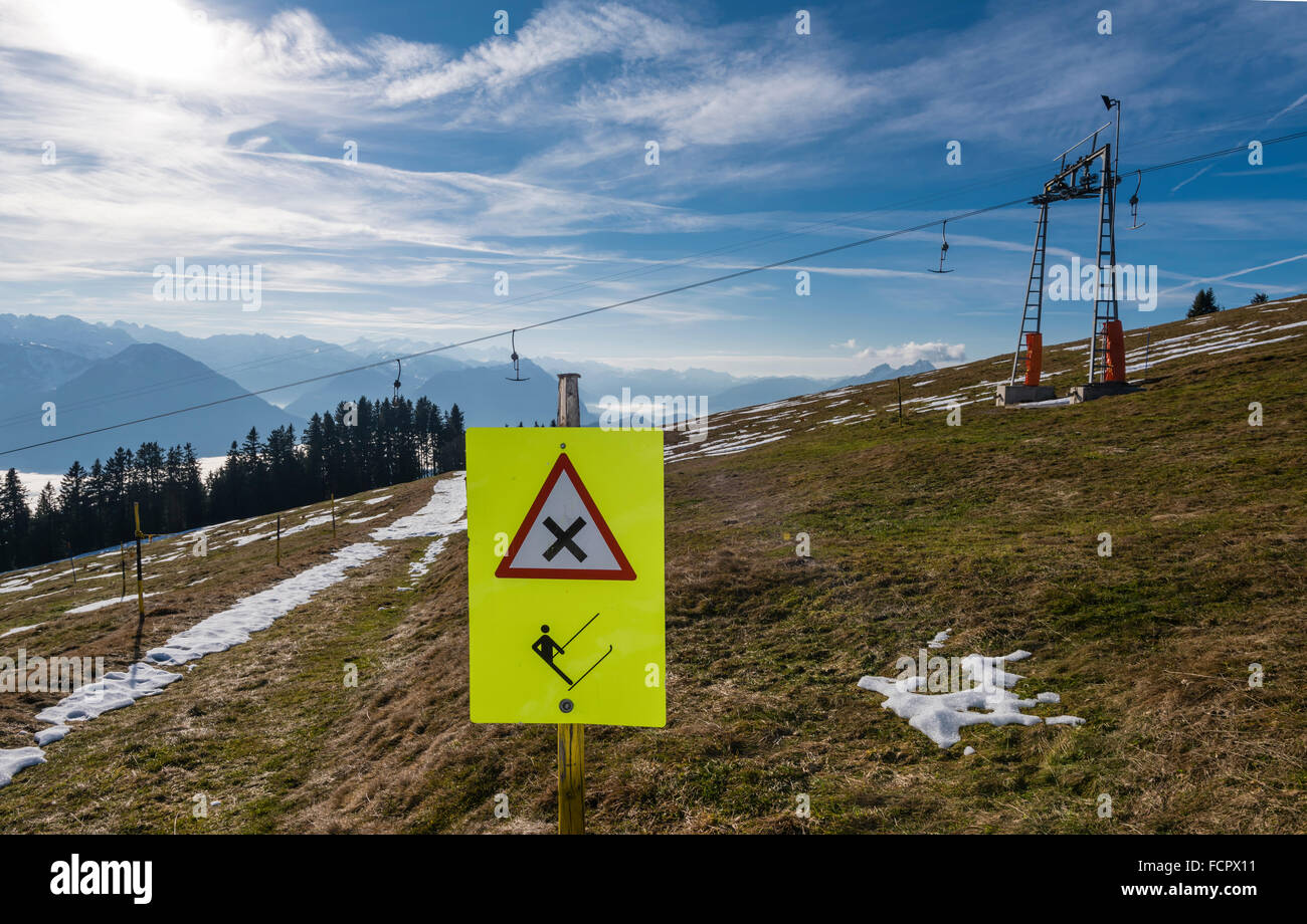 Un téléski au sommet du Mont Rigi, Suisse, au repos en raison de températures chaudes pendant la haute saison en décembre 2015. Banque D'Images