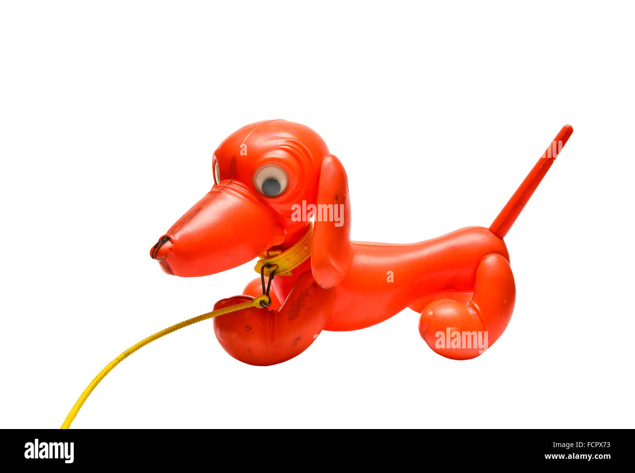 Le chien rouge communiste jouet rétro sur fond blanc Banque D'Images