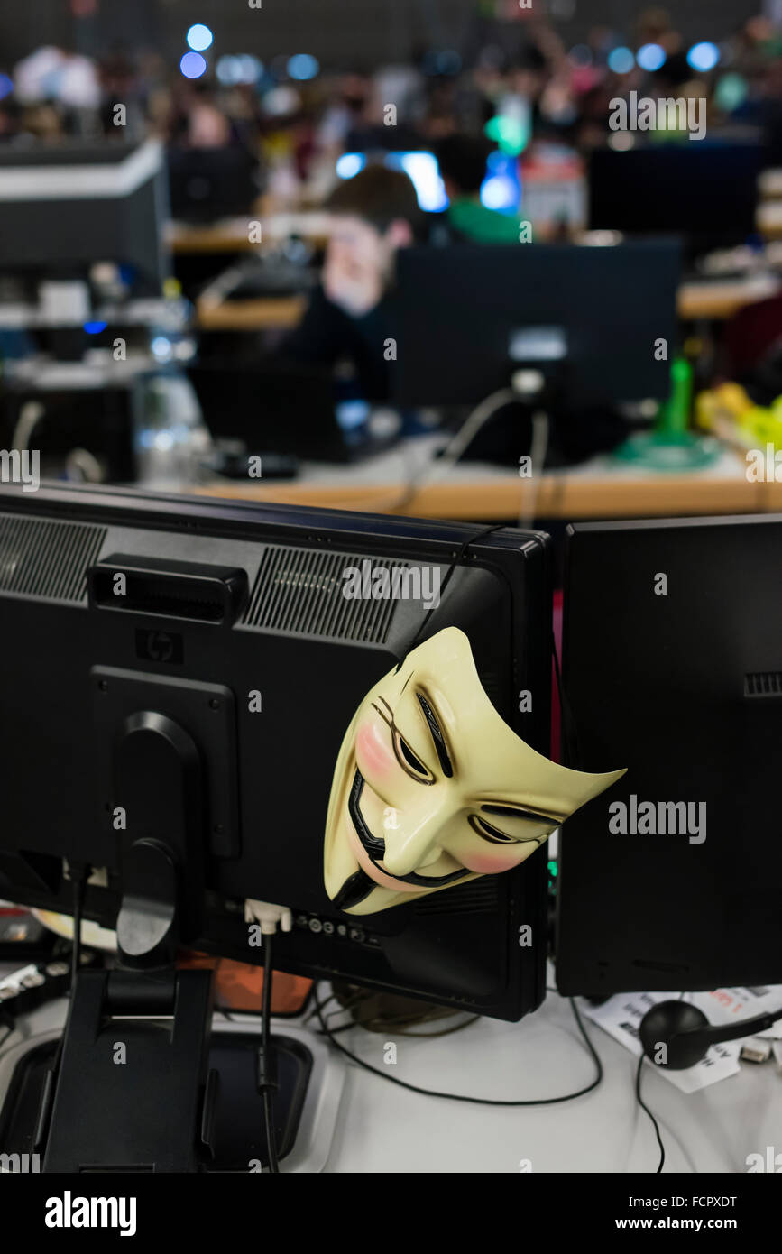 Un masque de Guy Fawkes est accroché sur un écran d'ordinateur à NetGame, la première convention de jeu d'ordinateur. Banque D'Images