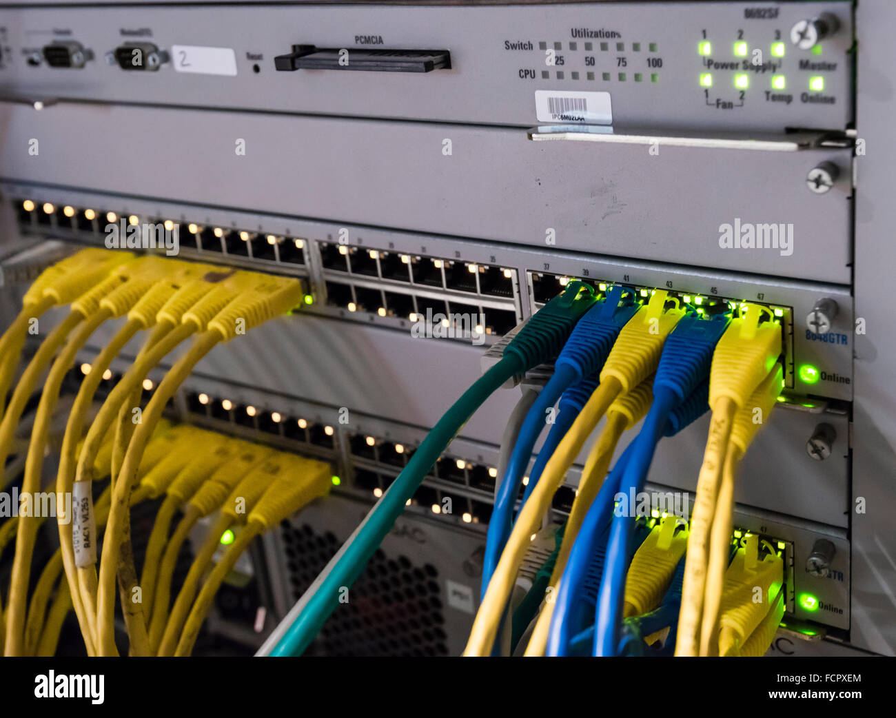 Réseau informatique routeur / commutateur avec les câbles LAN Photo Stock -  Alamy