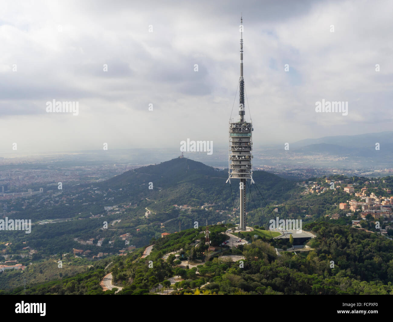 Tour d'antenne de télévision / TV mast Torre de Collserola sur le dessus de la montagne Tibidabo, Barcelone, Espagne. Banque D'Images