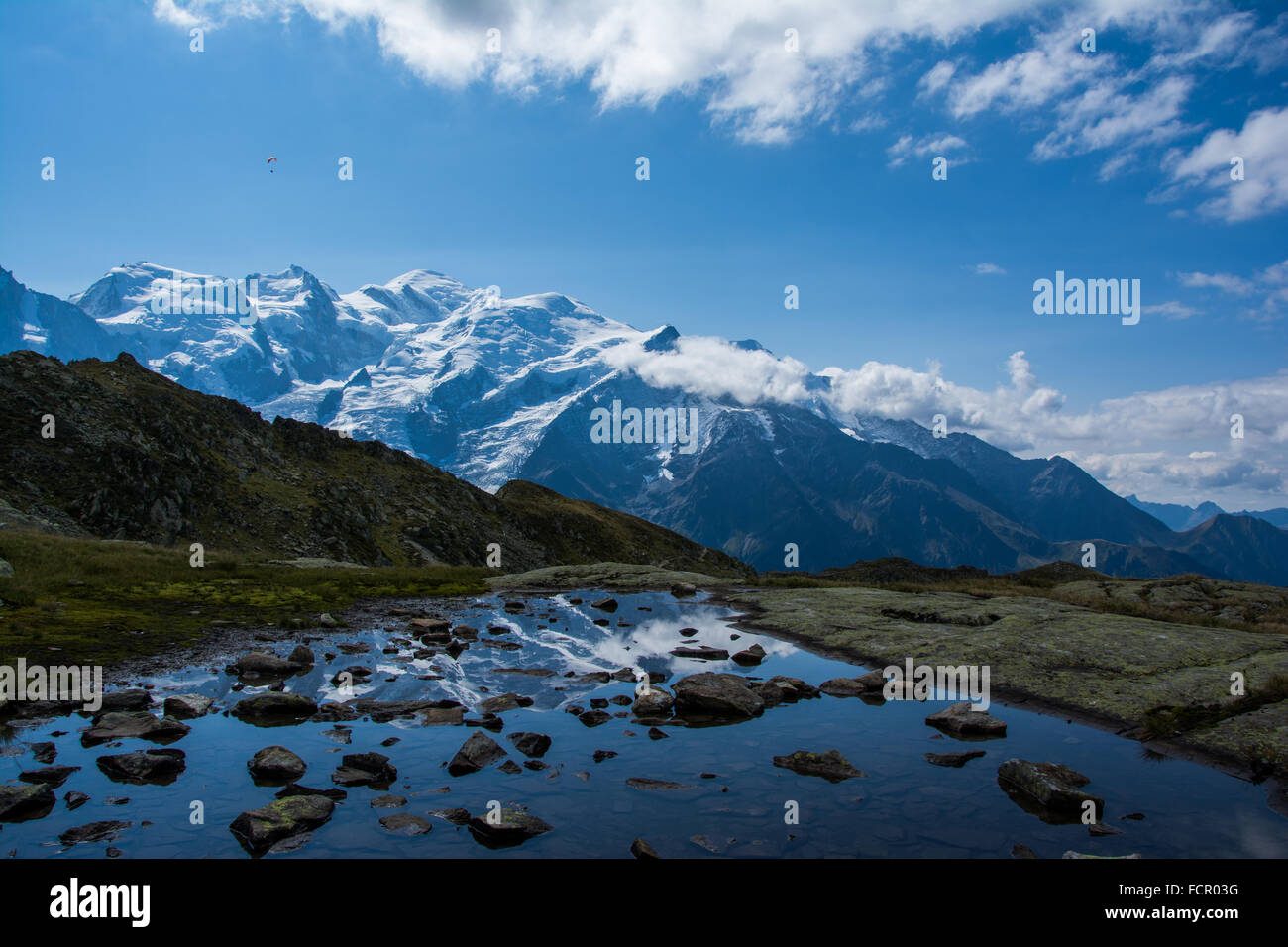 Une réflexion dans un lac de montagne Banque D'Images