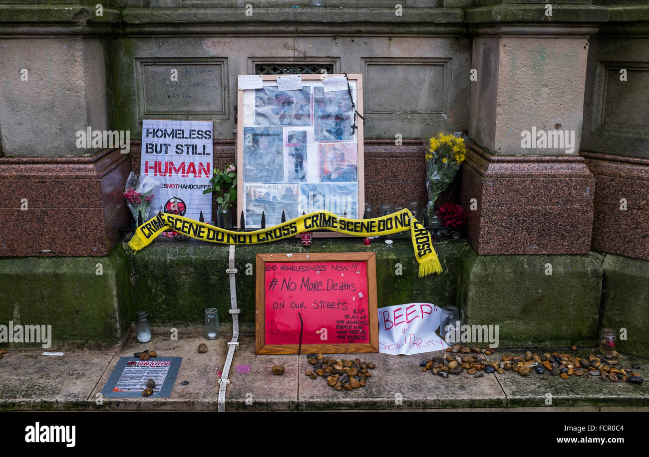 Brighton UK 24 Janvier 2016 - un culte avec des hommages à la mémoire des sans-abri qui sont morts dans les rues de Brighton a été créé au centre de la ville tour de l'horloge . Crédit : Simon Dack/Alamy Live News Banque D'Images