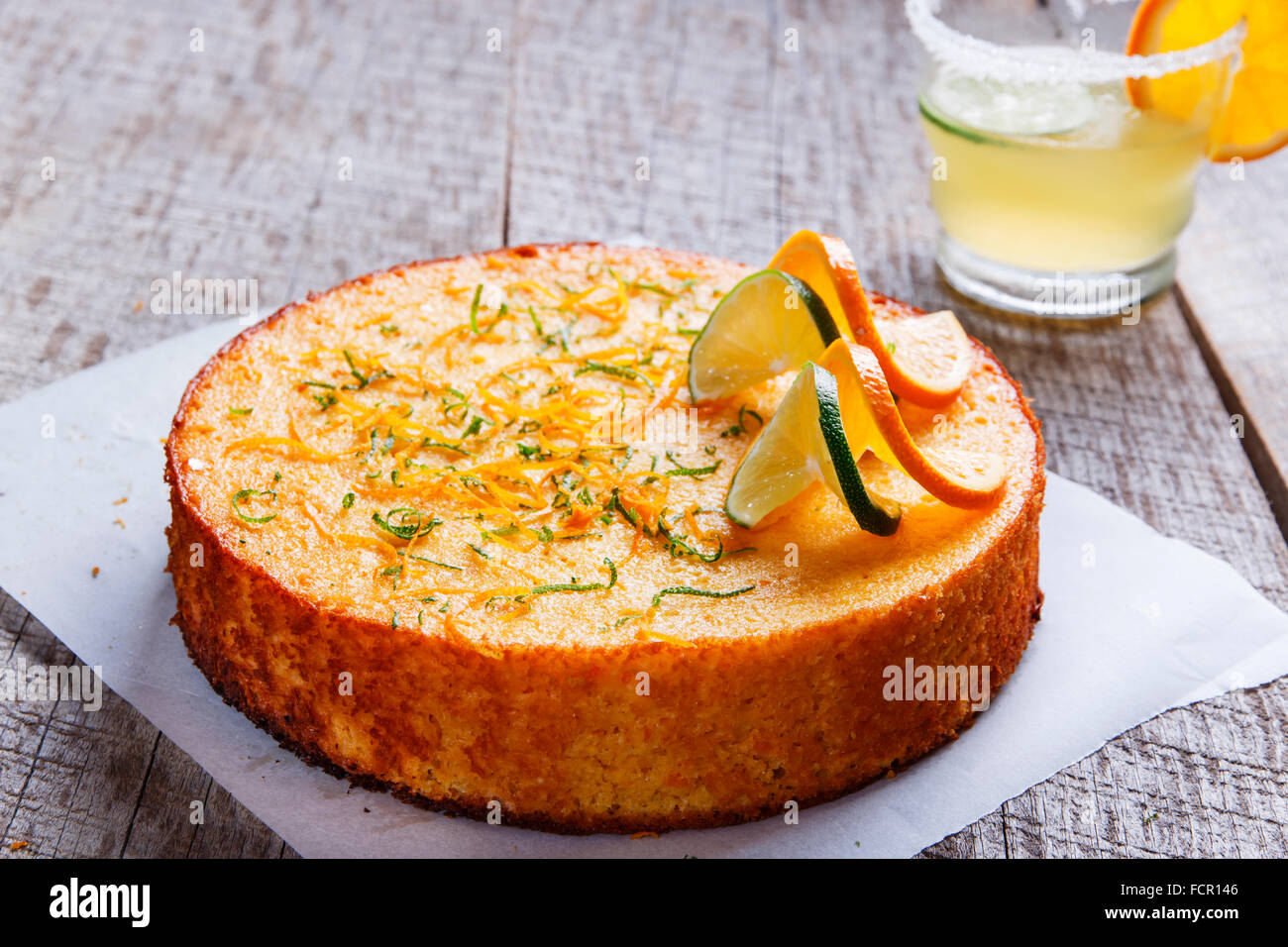 Tout Fait Maison Orange Testy Gateau Sur Une Surface En Bois Photo Stock Alamy
