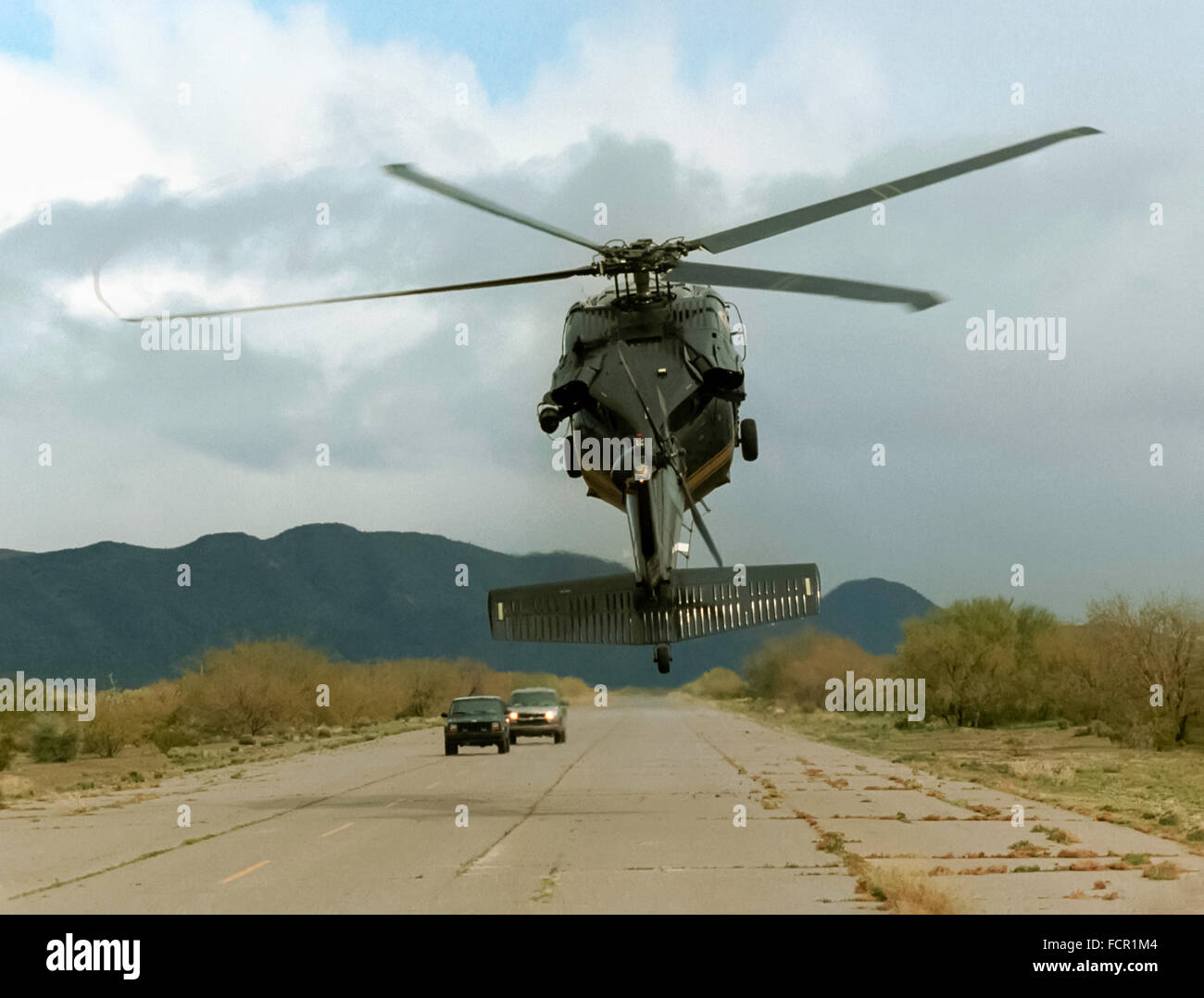 La US Customs and Border Protection (CBP Office d'air et d'exploitation de l'unité marine un Sikorsky UH-60 Blackhawk hélicoptère ici photographié lors d'un exercice intimidant 2 véhicules dans le sud-ouest des États-Unis. Voir la description pour plus d'informations. Banque D'Images