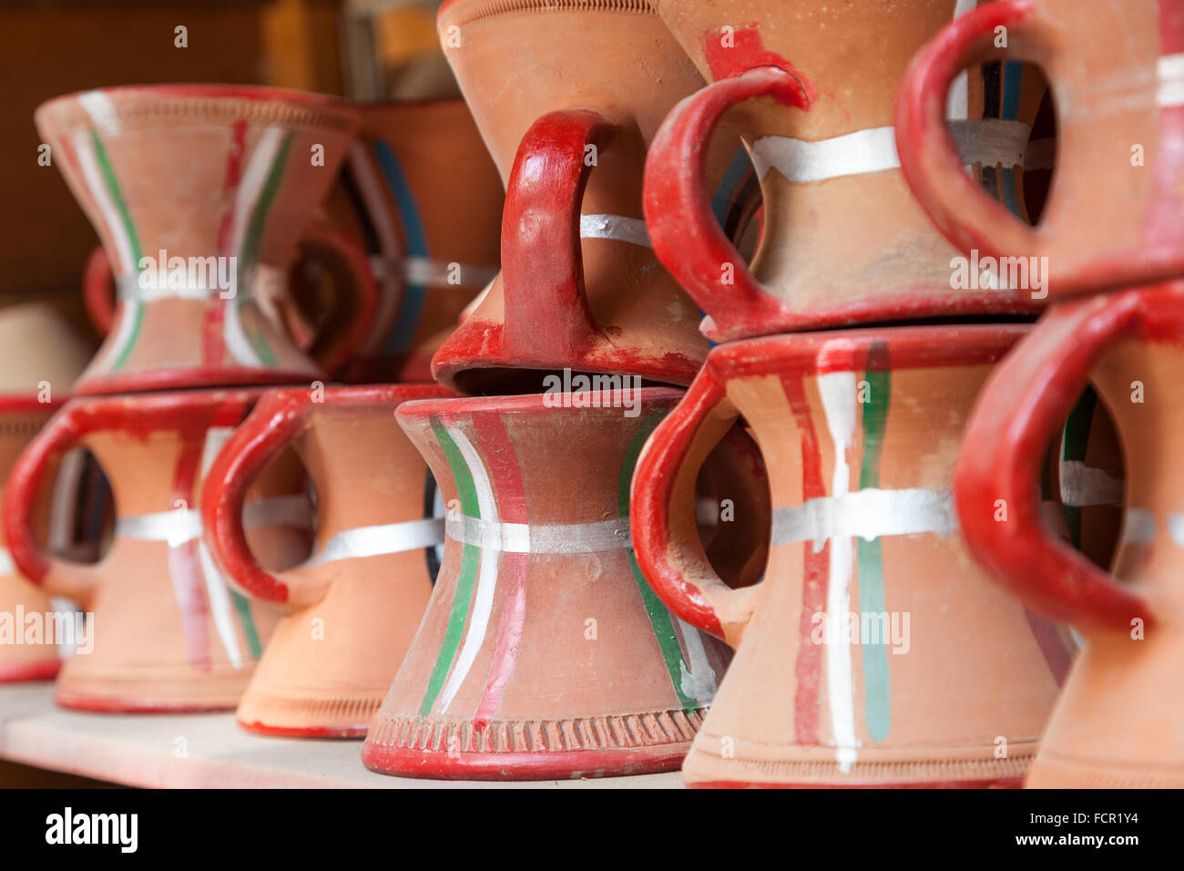 Pots en terre cuite pour la vente au souk de Nizwa. Sultanat d'Oman, au Moyen-Orient Banque D'Images