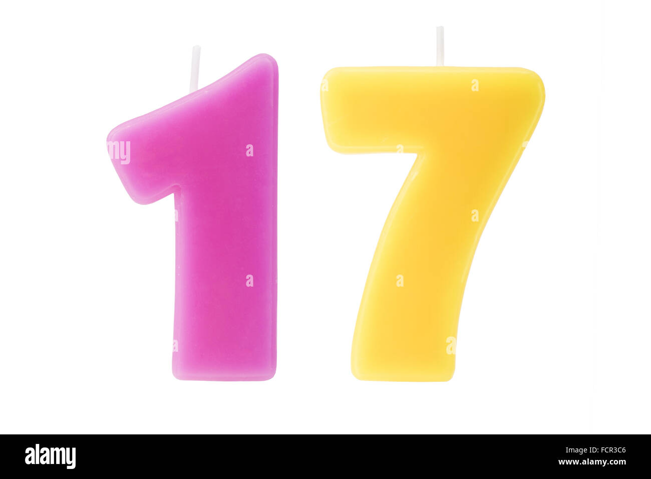 Bougies d'anniversaire colorée sous la forme du nombre 17 sur fond blanc Banque D'Images