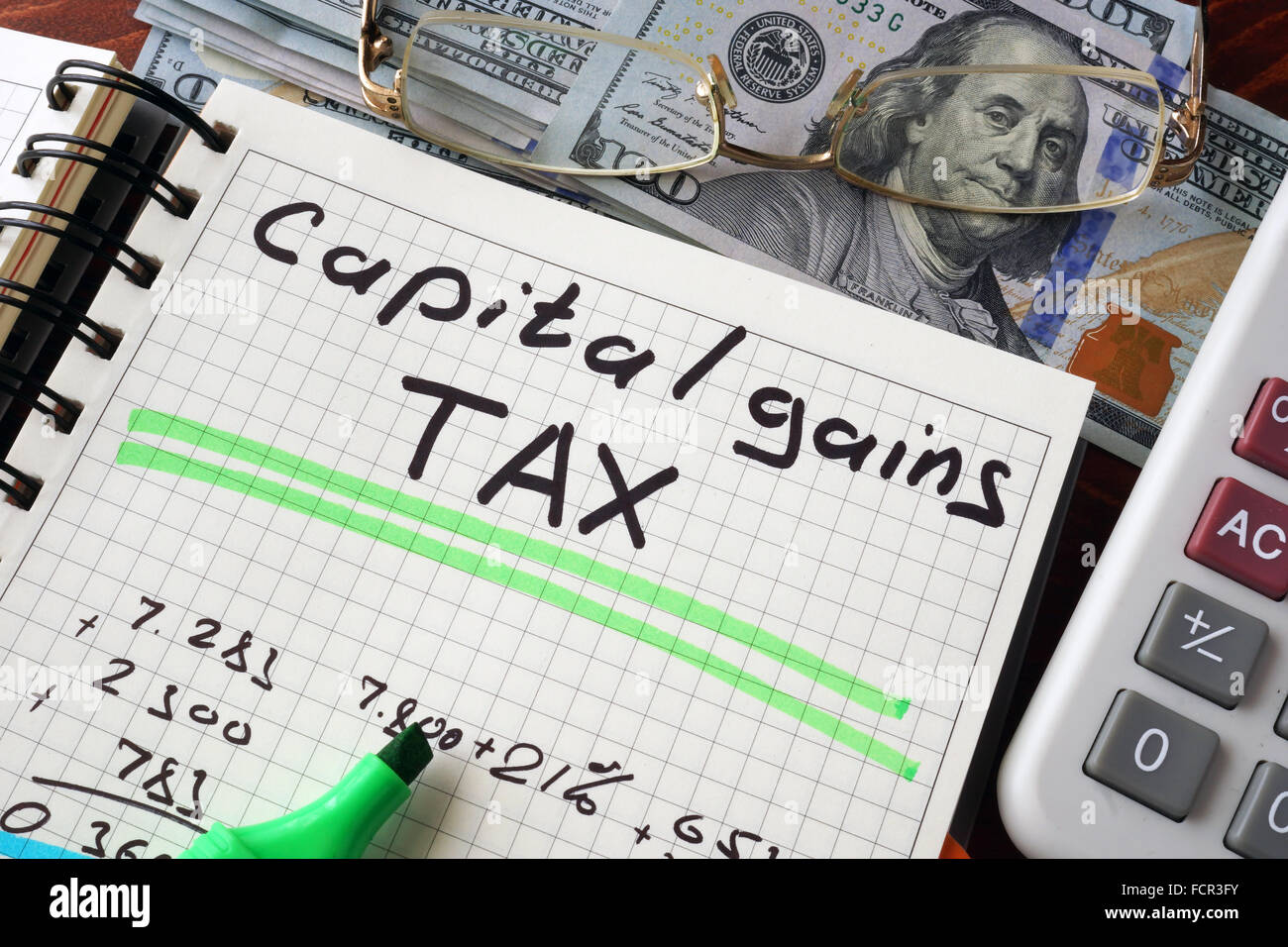 Ordinateur portable avec signe d'impôt sur les gains en capital sur une table. Concept d'entreprise. Banque D'Images