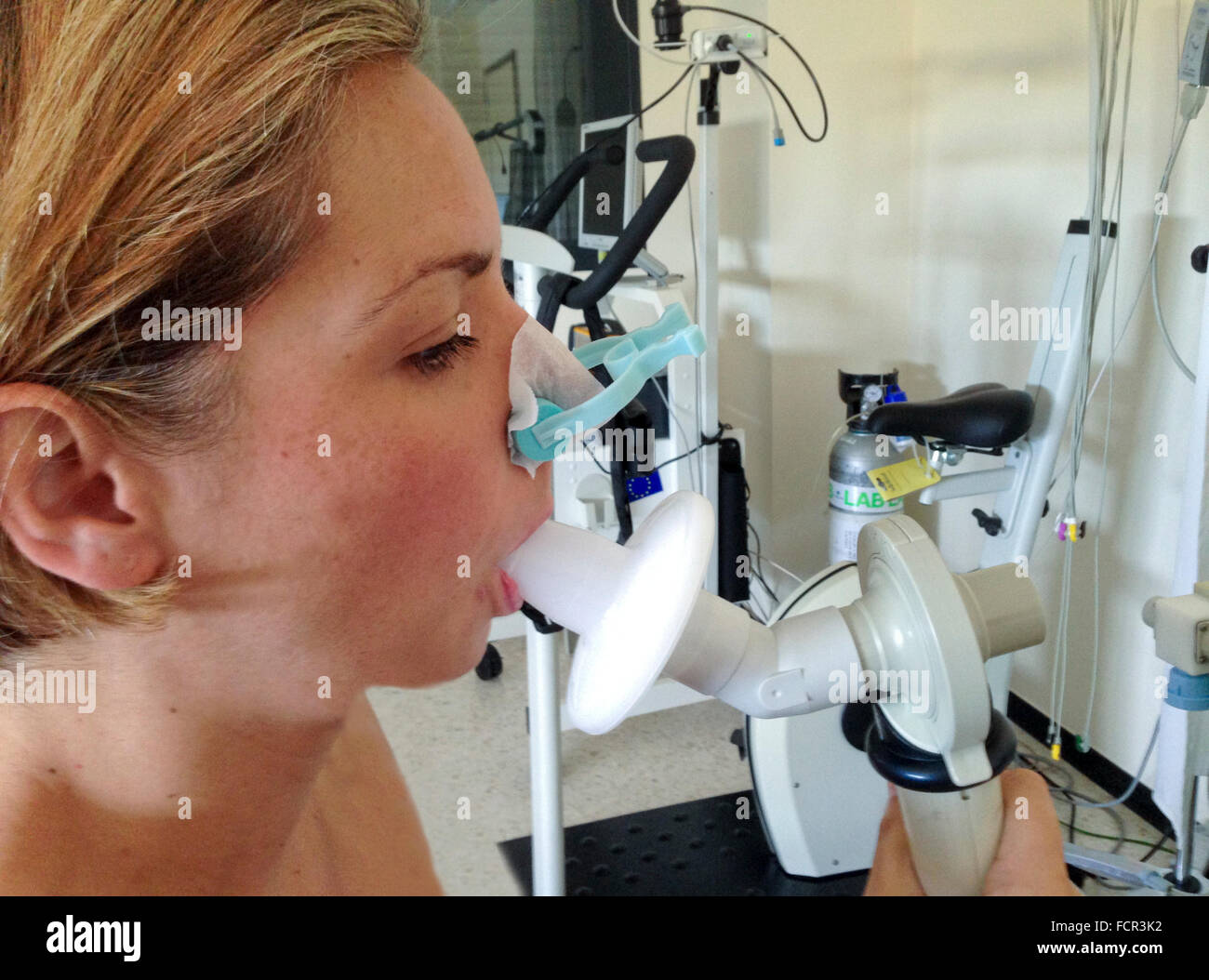 La respiration, la spirométrie dans une femme blonde Banque D'Images