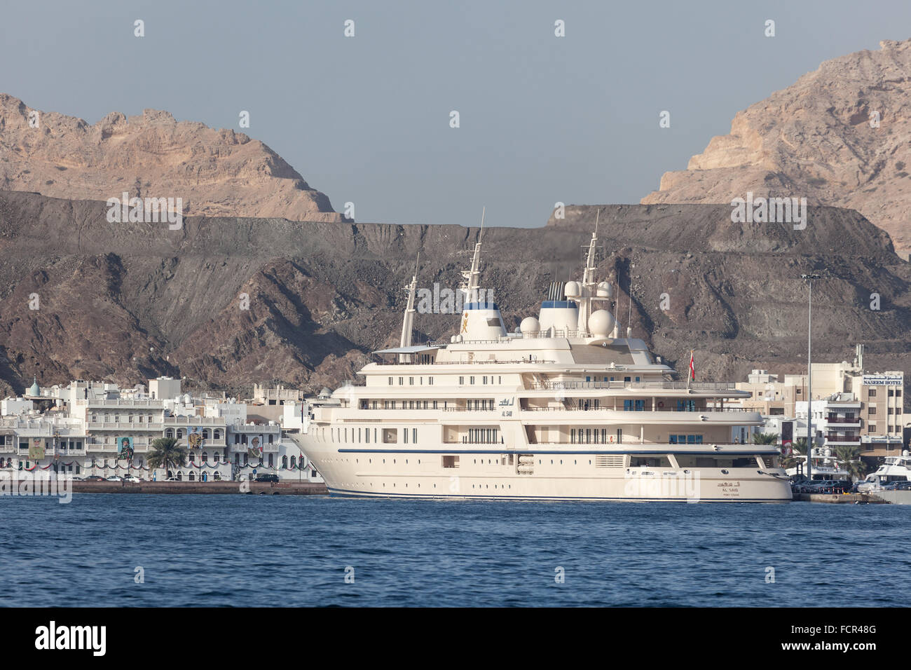 Al a dit - le bateau yacht du Sultan Qaboos dans l'ancien port de Muttrah. Sultanat d'Oman Banque D'Images