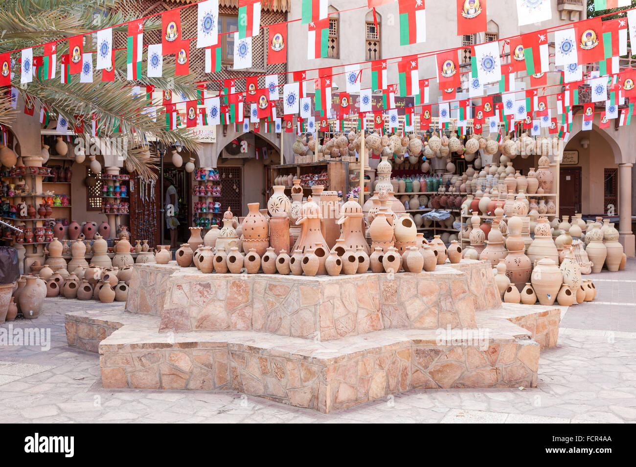 Terre Cuite et Poterie céramique à l'Nizwa souk. Sultanat d'Oman, au Moyen-Orient Banque D'Images