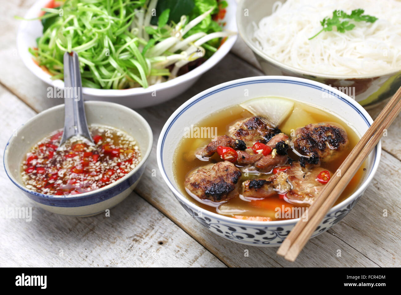 Bun cha, le porc grillé nouilles de riz et d'herbes, la cuisine vietnamienne Banque D'Images
