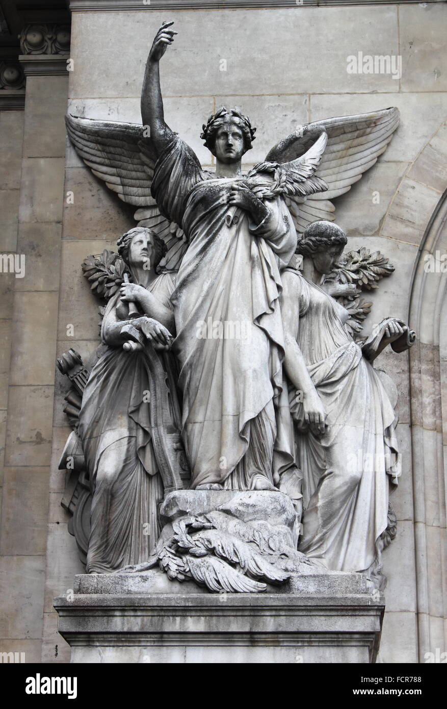 Mytological statue sur la façade de l'Opéra National de Paris, France Banque D'Images