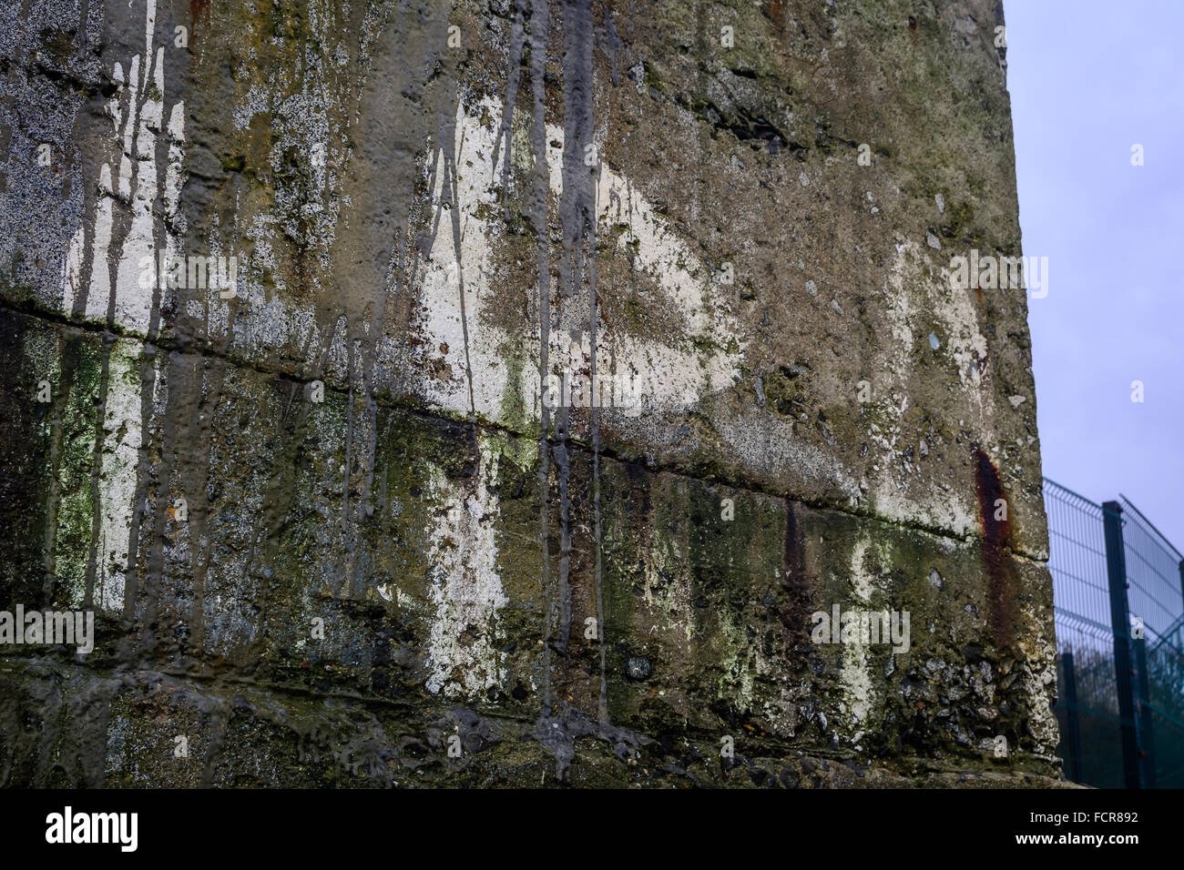 S'est évanoui ancienne graffiti IRA près de Newcastle, comté de Down en Irlande Banque D'Images