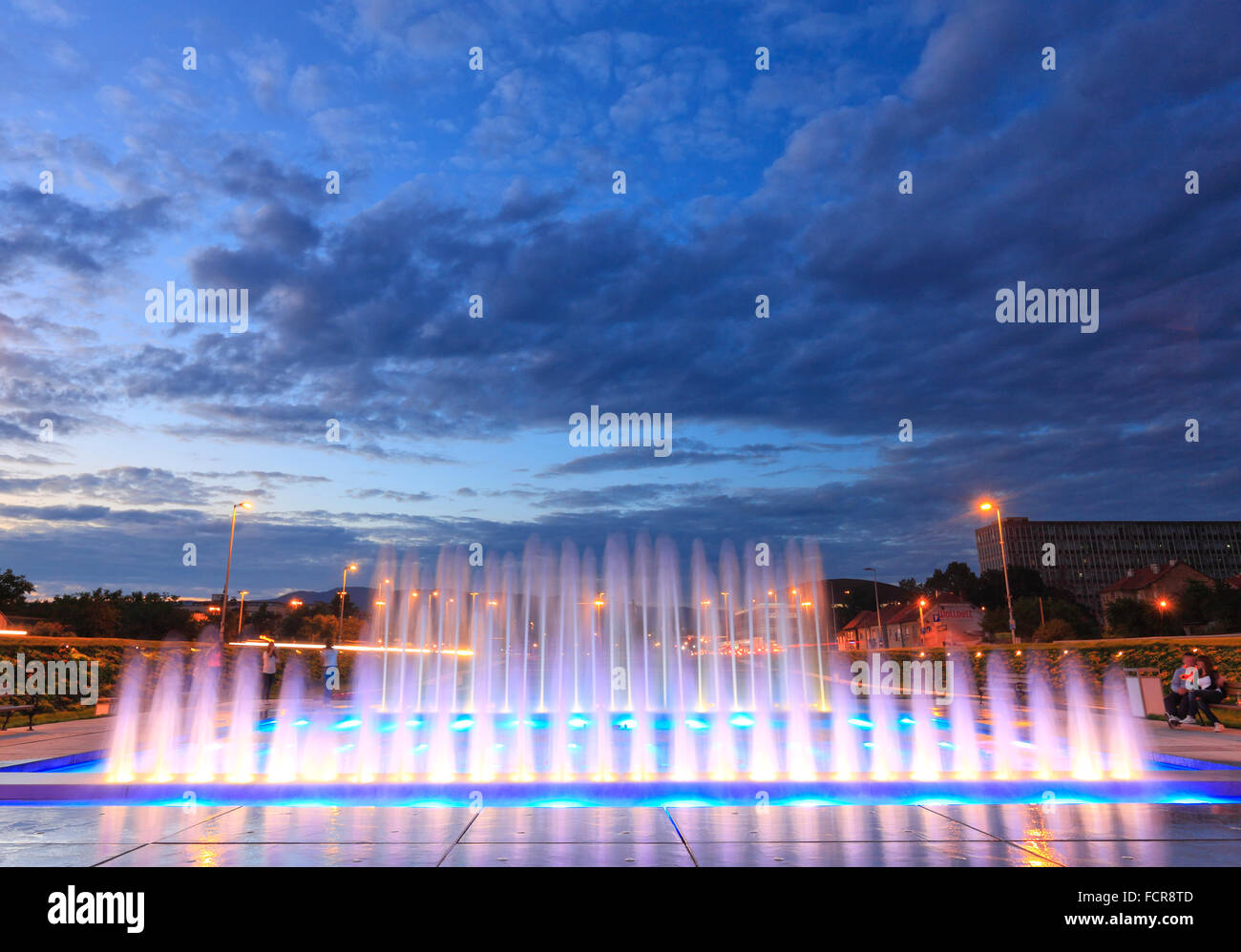 Nouvelle fontaine située près de la nouvelle Bibliothèque nationale à Zagreb, Croatie. Banque D'Images
