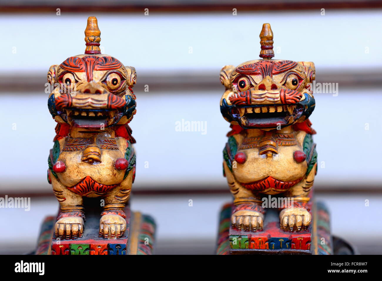 En bois sculpté de la Traditionnelle népalaise snow lion figurines en vente dans le magasin de souvenirs de windowshop dans la zone Thamel de Kathmandou- Banque D'Images