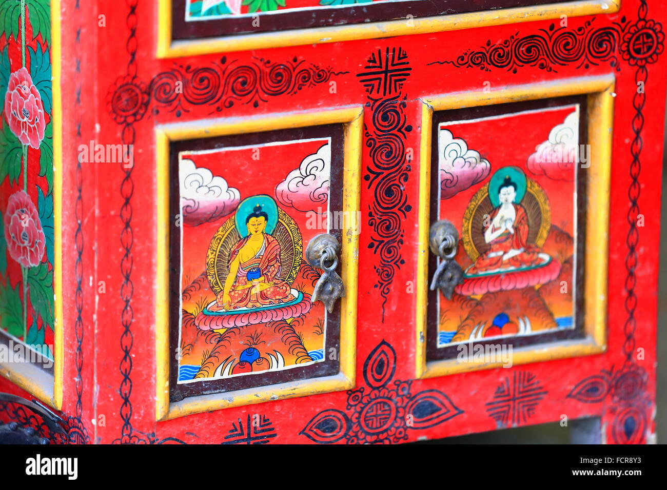 Les Népalais bouddhiste tibétain : meubles de style en bois laqué rouge  arche montrant des images du Bouddha-souvenir shop-Kathmandu-Nepal Photo  Stock - Alamy