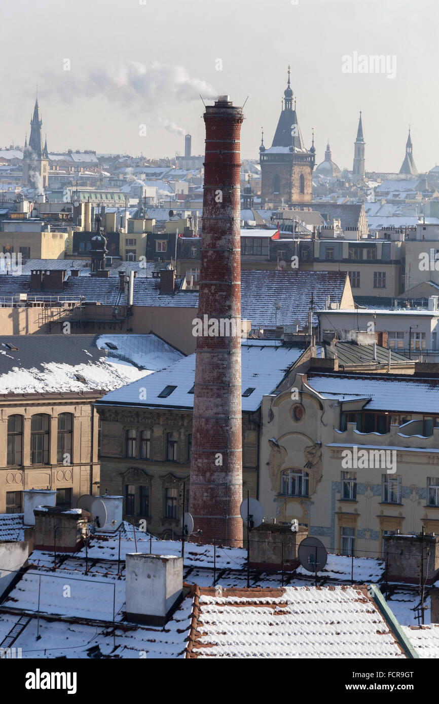 Toujours fonctionnel fumée des cheminées dans la vieille ville de Prague Prague, République Tchèque Banque D'Images