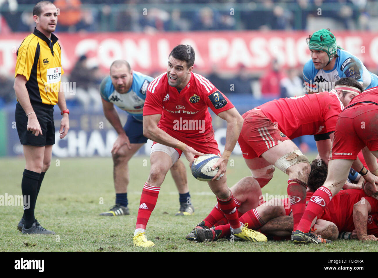 Treviso, Italie. 24 janvier, 2016. Joueur du Munster Conor Murray passe le ballon au cours de Rugby Champions Cup match entre Benetton Treviso et Munster Rugby le 24 janvier, 2016 à Monigo Stadium. Credit : Andrea Spinelli/Alamy Live News Banque D'Images