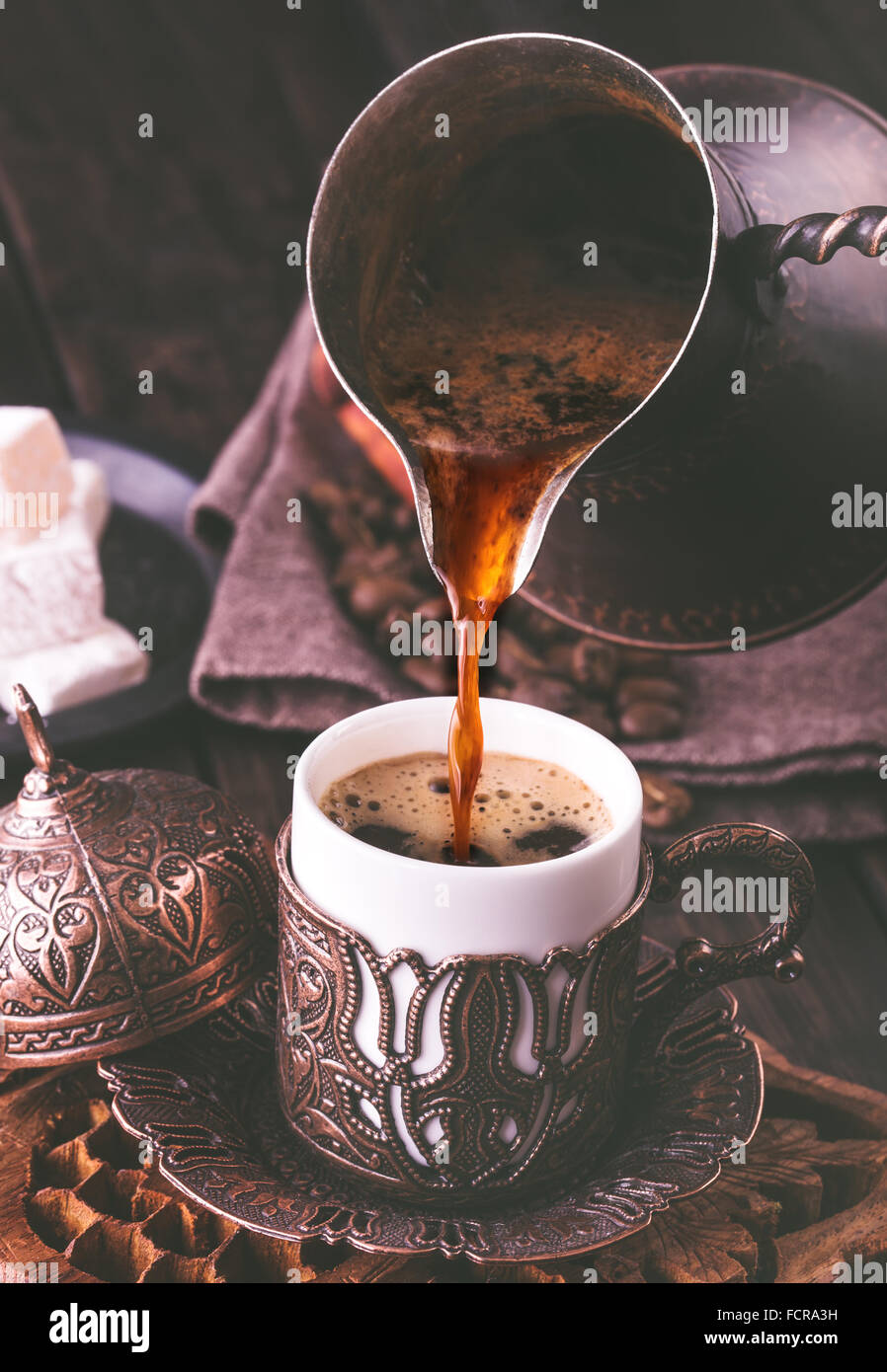 Verser le café turc traditionnel en métal embossé cup.Tonique Banque D'Images