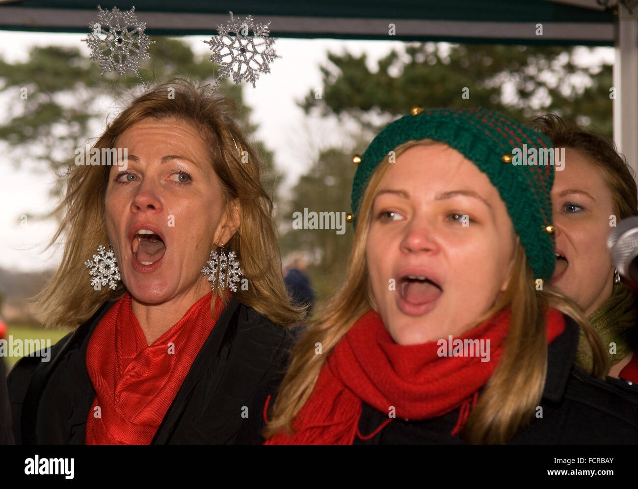 Les femmes membres de la chorale "peu" d'effectuer lors d'un 2015 publiquement de cantiques de Noël, Hindhead, Surrey, UK. Banque D'Images