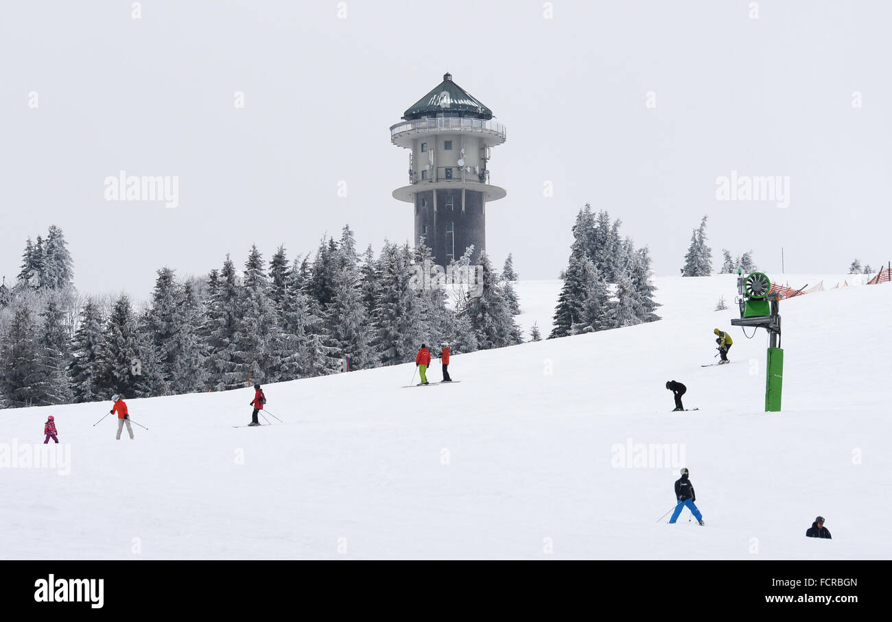 Fichier - Un fichier photo datée du 05 avril 2014 montre les skieurs ski Feldberg en face de l'ancienne tour radio SWR dans la Forêt Noire en Allemagne, Feldberg. Le 24 janvier 2016, deux skieurs en collision sur le Feldberg et ont été tués. Malgré la réanimation, les deux hommes sont décédés sur les lieux de l'accident. La cause de la collision n'était pas clair au départ. Photo : PATRICK SEEGER/dpa Banque D'Images