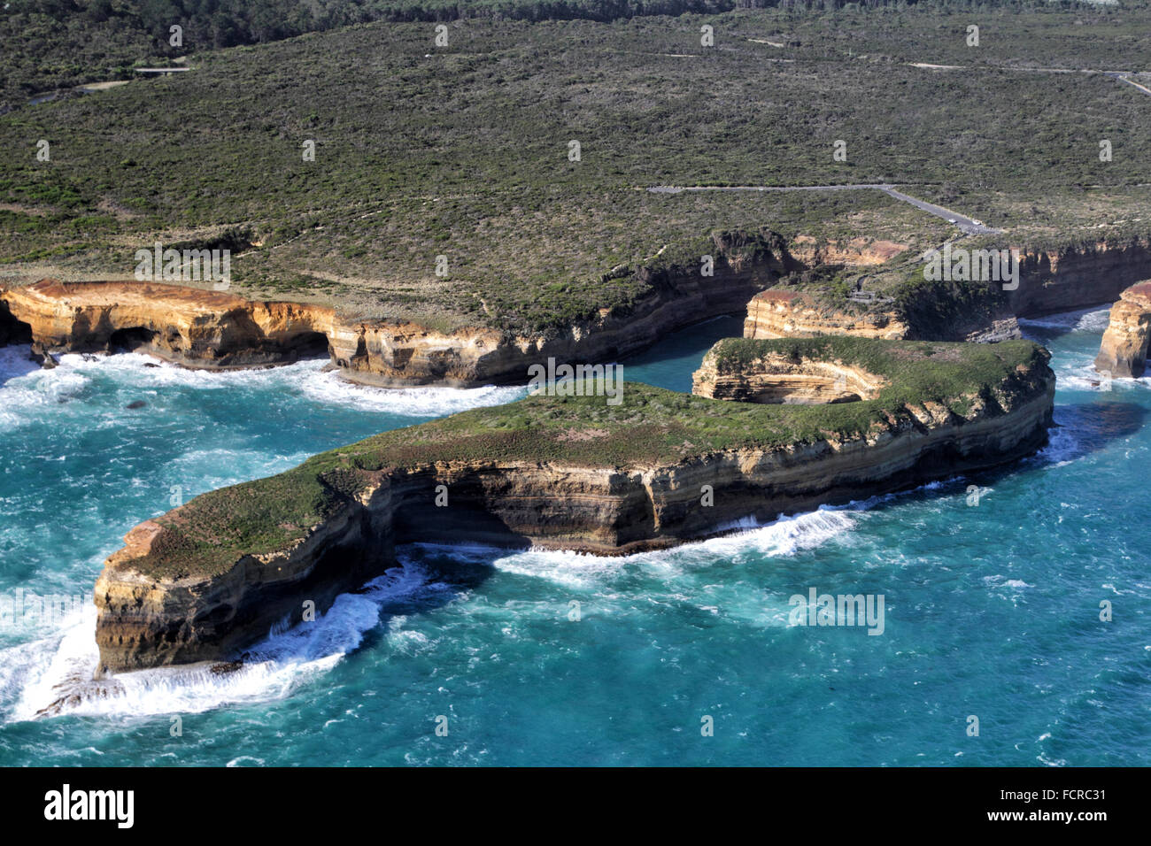 Vue aérienne de Mutton Bird Island près de Port Campbell à la Great Ocean Road dans le Port Campbell National Park, Victoria, Austr Banque D'Images