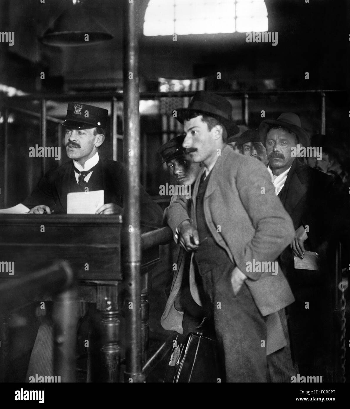 Ellis Island Immigration. Les immigrants en attente de traitement à la station d'immigration, Ellis Island, New York, NY, c.1907-1917 Banque D'Images