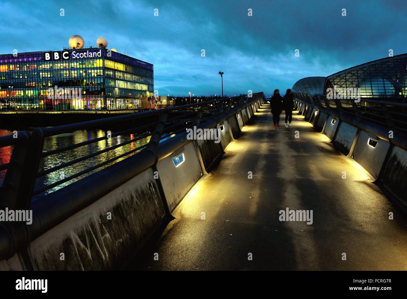 Le soir tombe sur la BBC des bureaux à Glasgow. Crédit : Tony Clerkson/Alamy Live News Banque D'Images