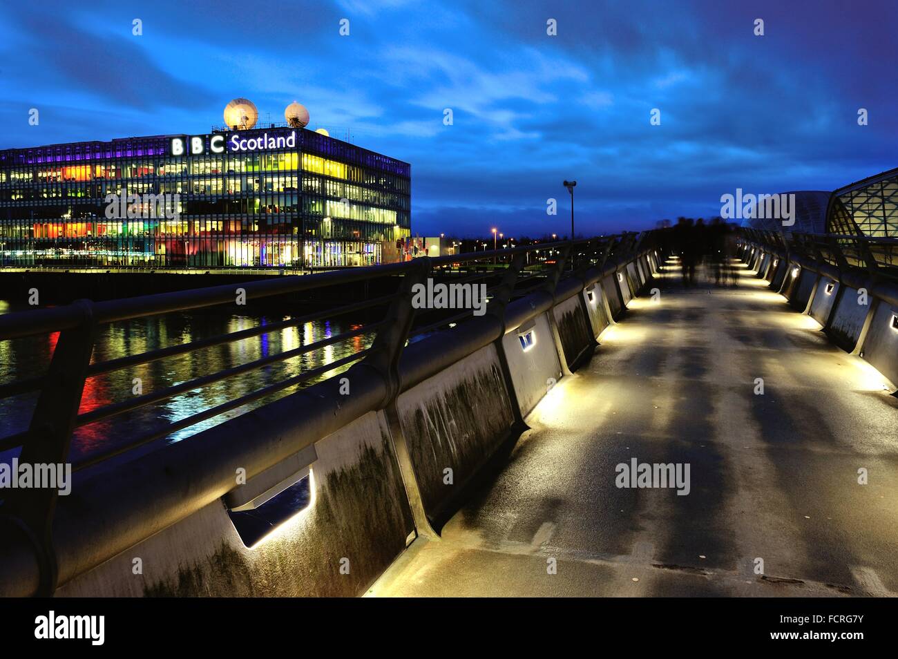 Le soir tombe sur la BBC des bureaux à Glasgow. Crédit : Tony Clerkson/Alamy Live News Banque D'Images