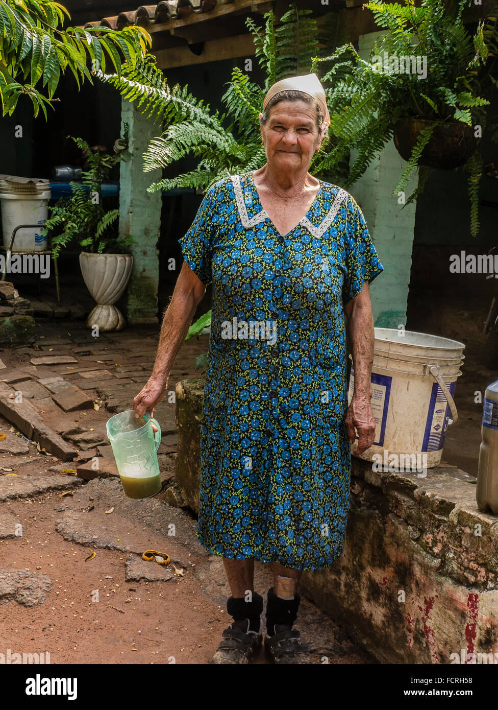 Un vieillard productrice au Paraguay qui produit mosto helado, une boisson locale à base de jus de canne à sucre. Banque D'Images
