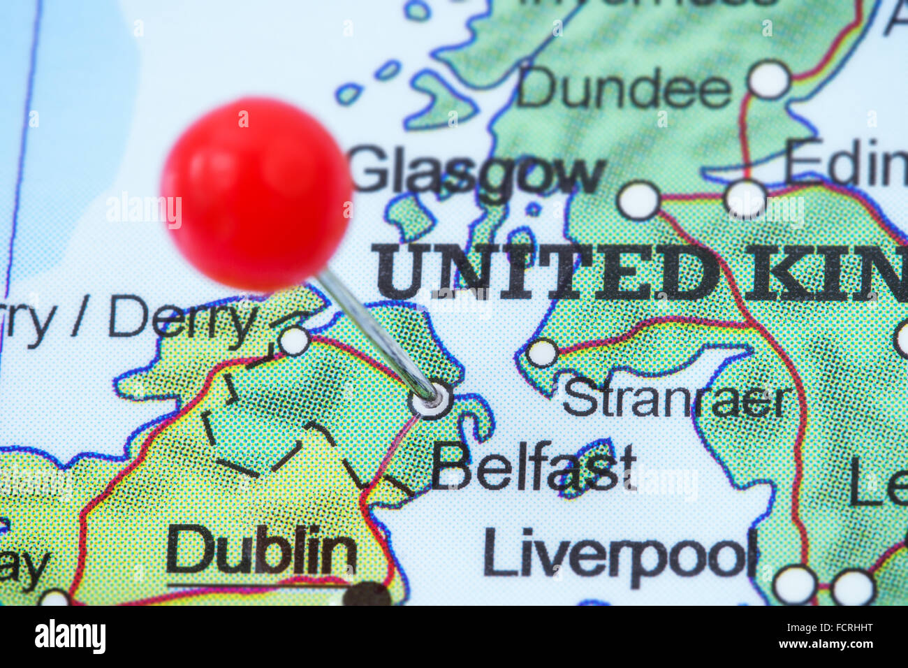 Close-up d'une punaise rouge sur une carte de Belfast, Royaume-Uni. Banque D'Images