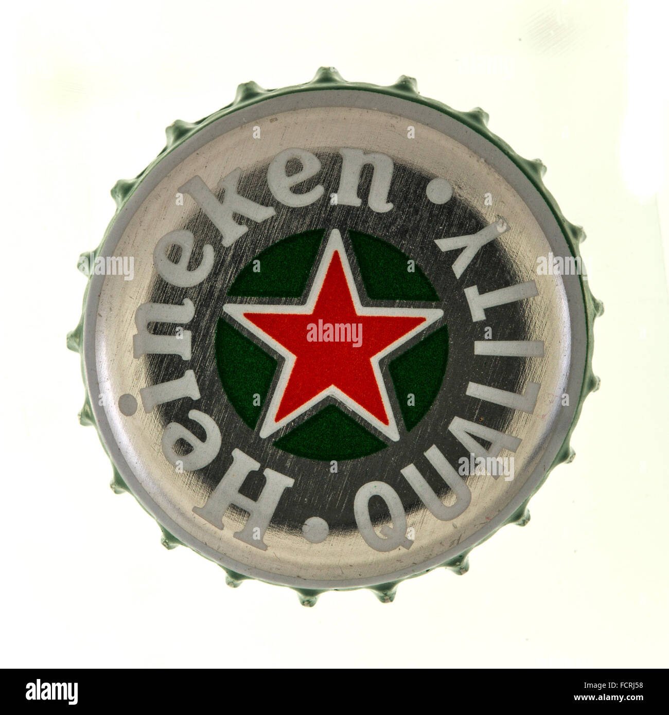 Bouteille de bière Heineken haut sur un fond blanc Banque D'Images