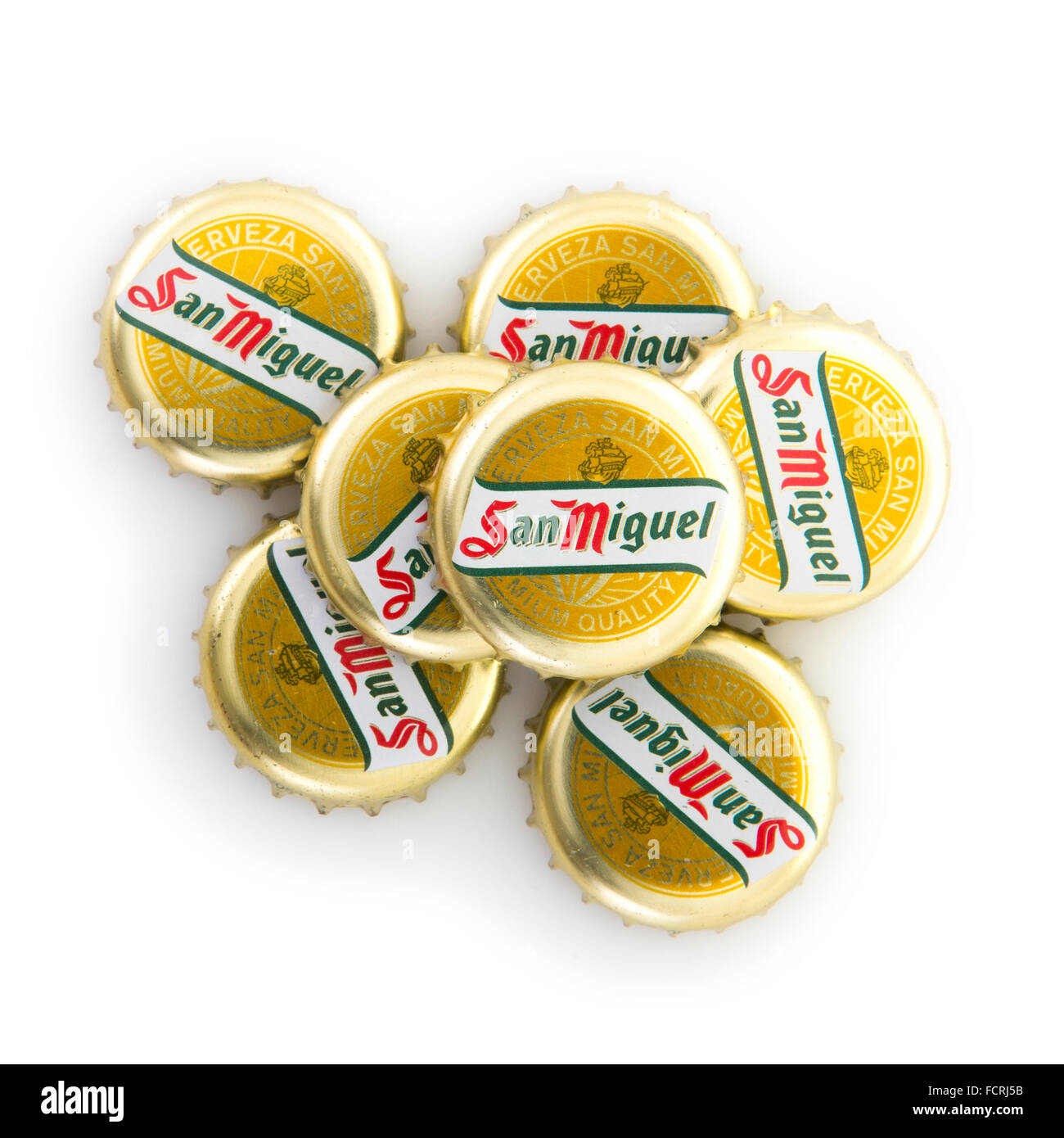 Bière San Miguel bouchons sur fond blanc Banque D'Images