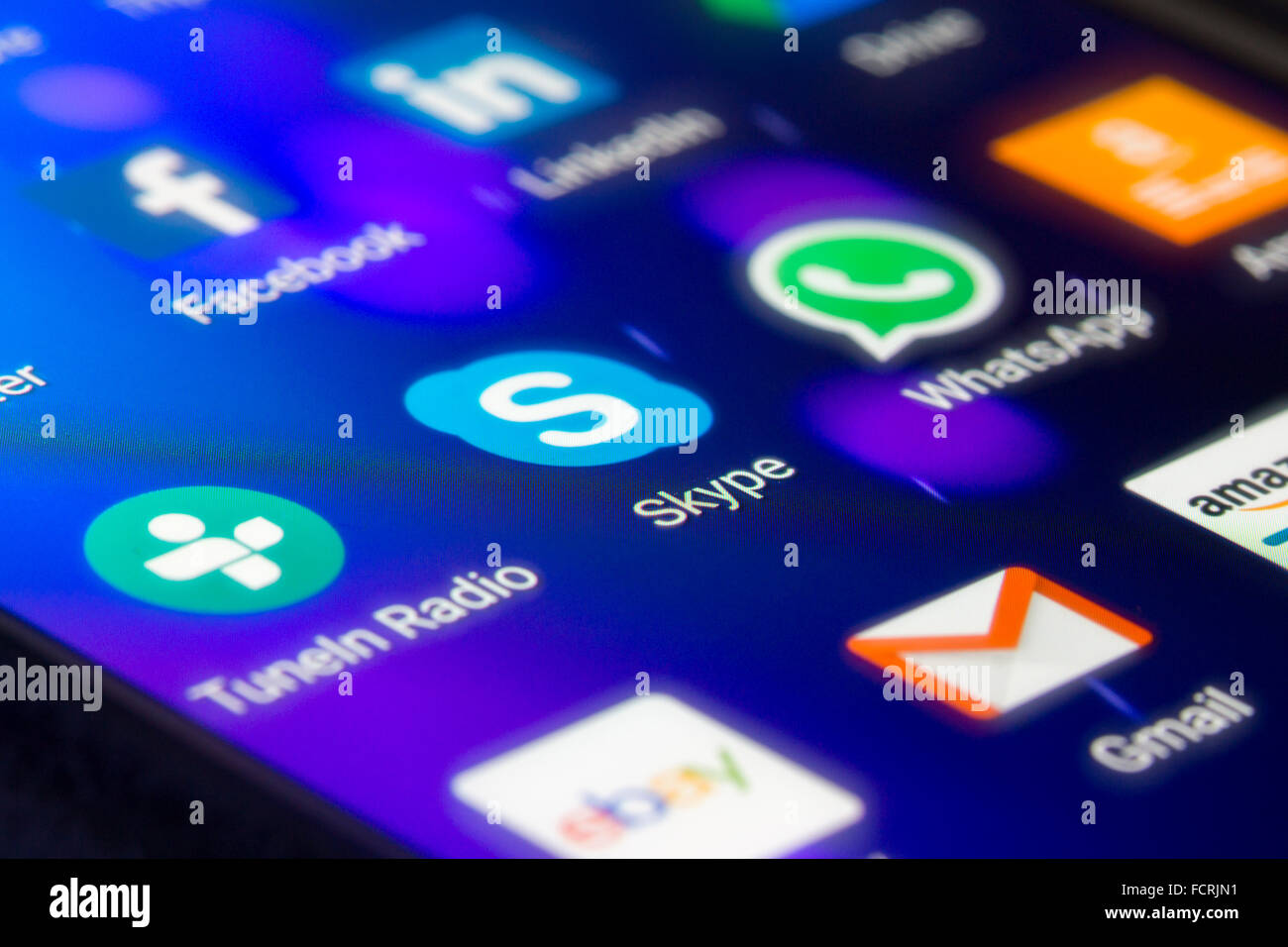 Un gros plan extrême plan macro sur un écran de smartphone est concentré sur l'application Skype Banque D'Images