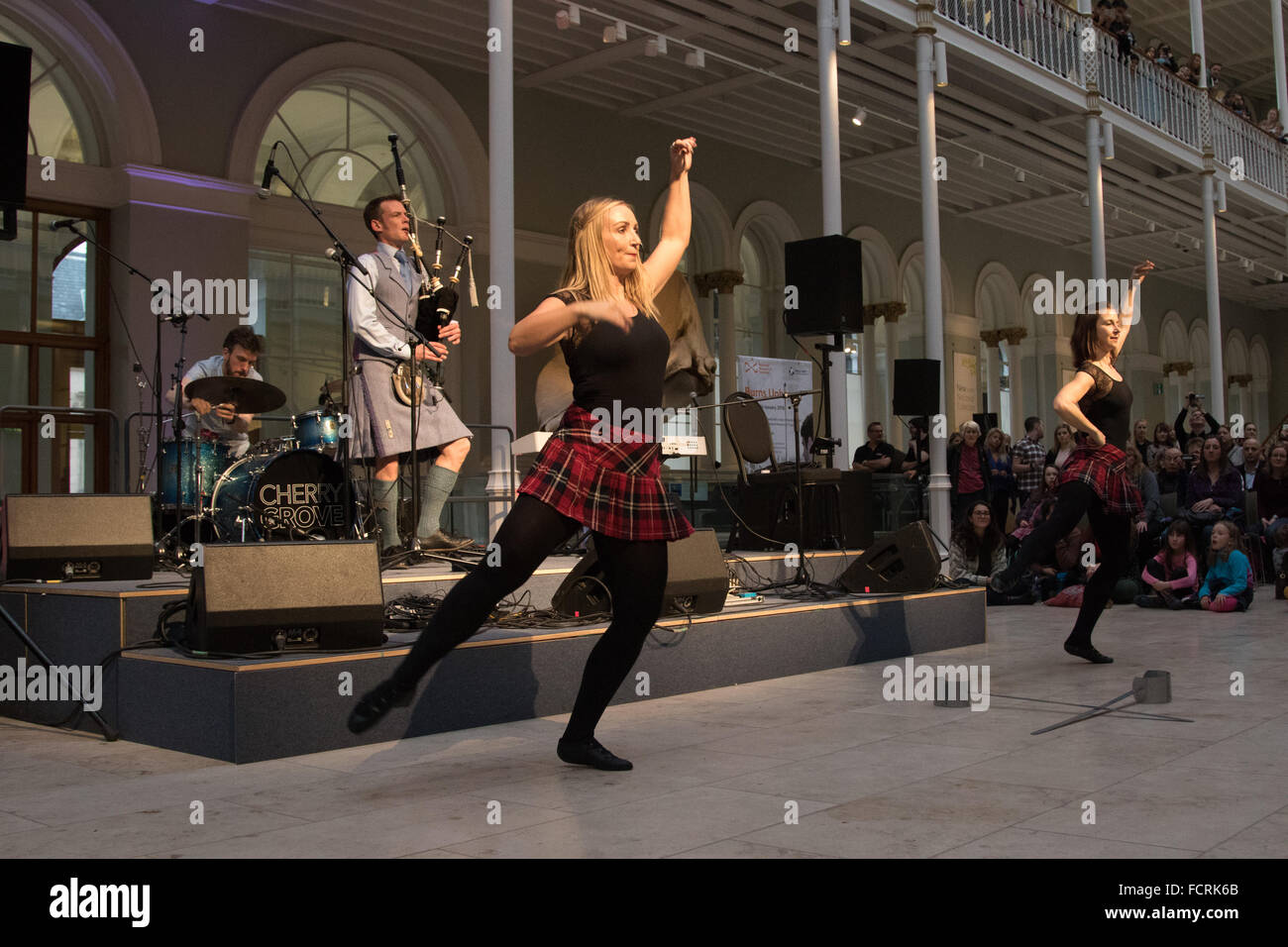 Edimbourg, Ecosse. 24 janvier 2016. Burns, événement non lié à l'danseurs écossais Scottish National Museum, Chambers Street, Édimbourg. Credit : Tracey Largue/Alamy Live News Banque D'Images