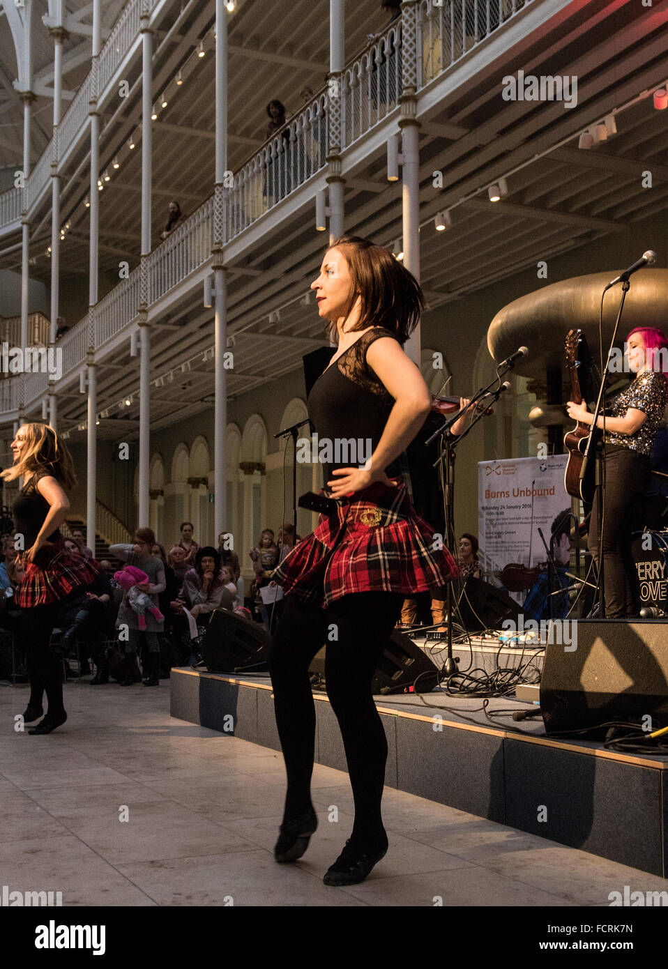 Edimbourg, Ecosse. 24 janvier 2016. Burns, chanteur principal de l'événement non lié aux cheveux roses et danseurs écossais au Scottish National Museum, Chambers Street, Édimbourg. Credit : Tracey Largue/Alamy Live News Banque D'Images