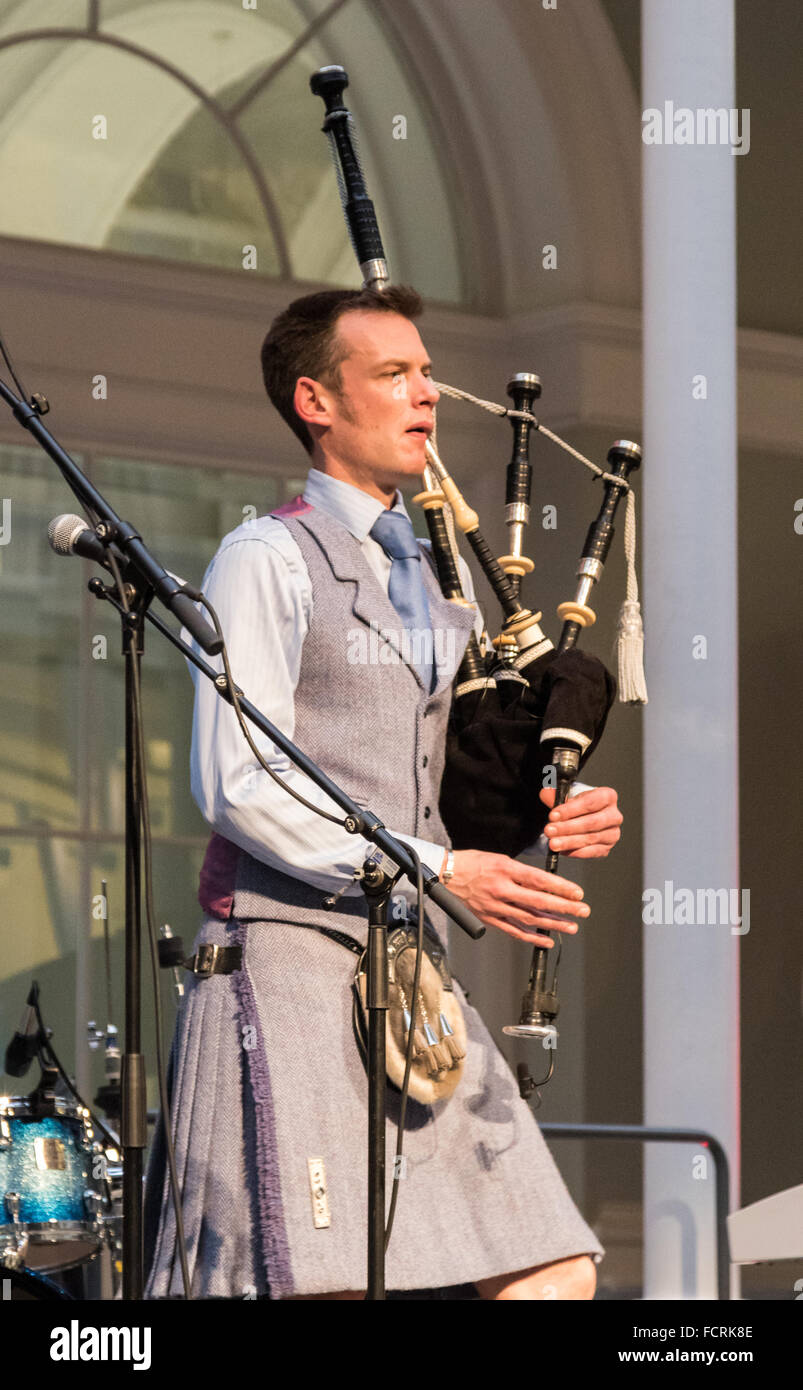 Edimbourg, Ecosse. 24 janvier 2016. Burns, événement non joueur de cornemuse à la Scottish National Museum, Chambers Street, Édimbourg. Credit : Tracey Largue/Alamy Live News Banque D'Images