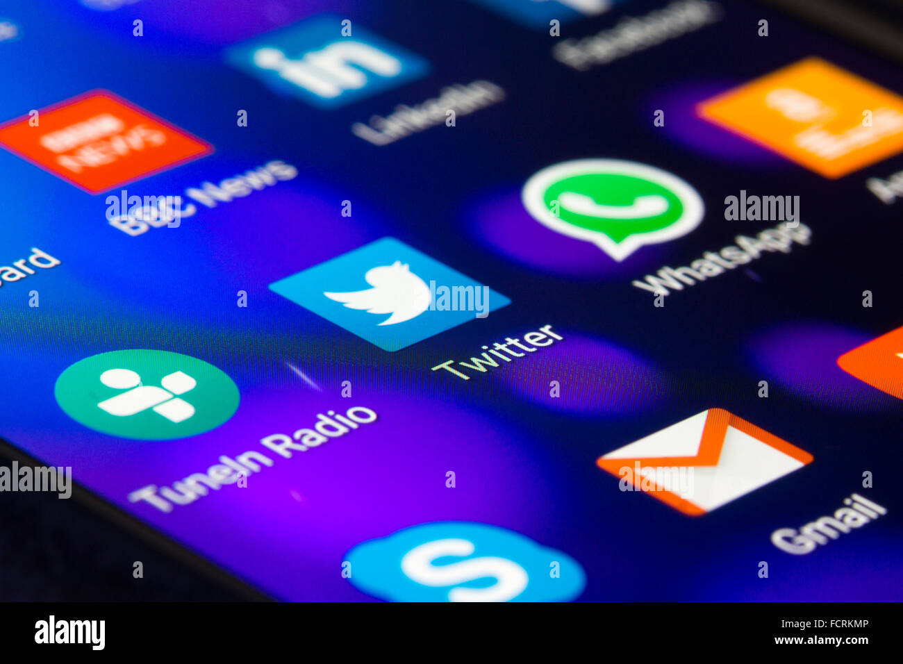 Un gros plan extrême plan macro sur un écran de smartphone est concentré sur l'application Twitter Banque D'Images