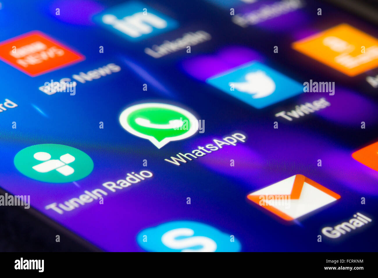 Un gros plan extrême plan macro sur un écran de smartphone est concentré sur l'application WhatsApp Banque D'Images