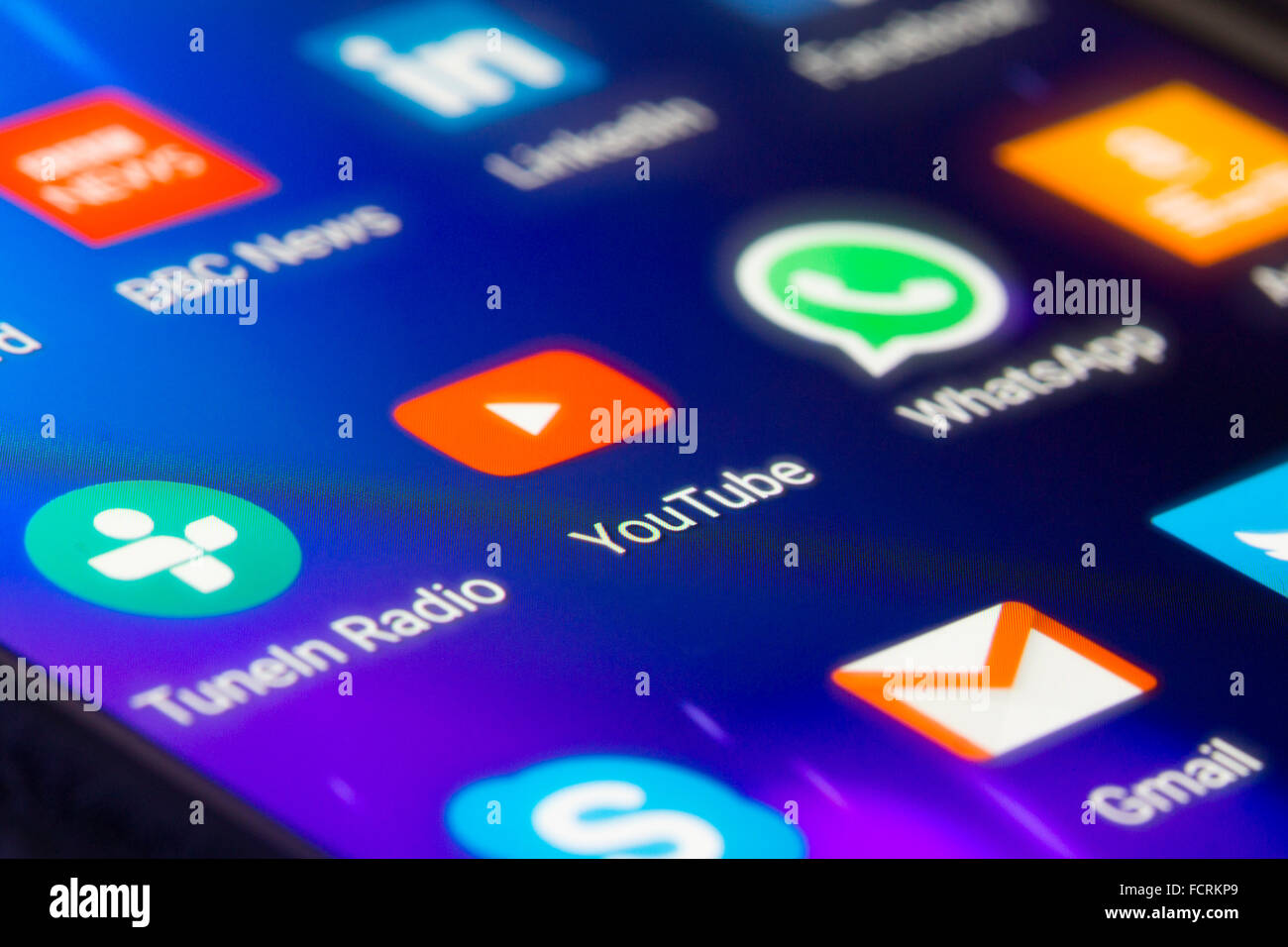 Un gros plan extrême plan macro sur un écran de smartphone est concentré sur l'application YouTube Banque D'Images
